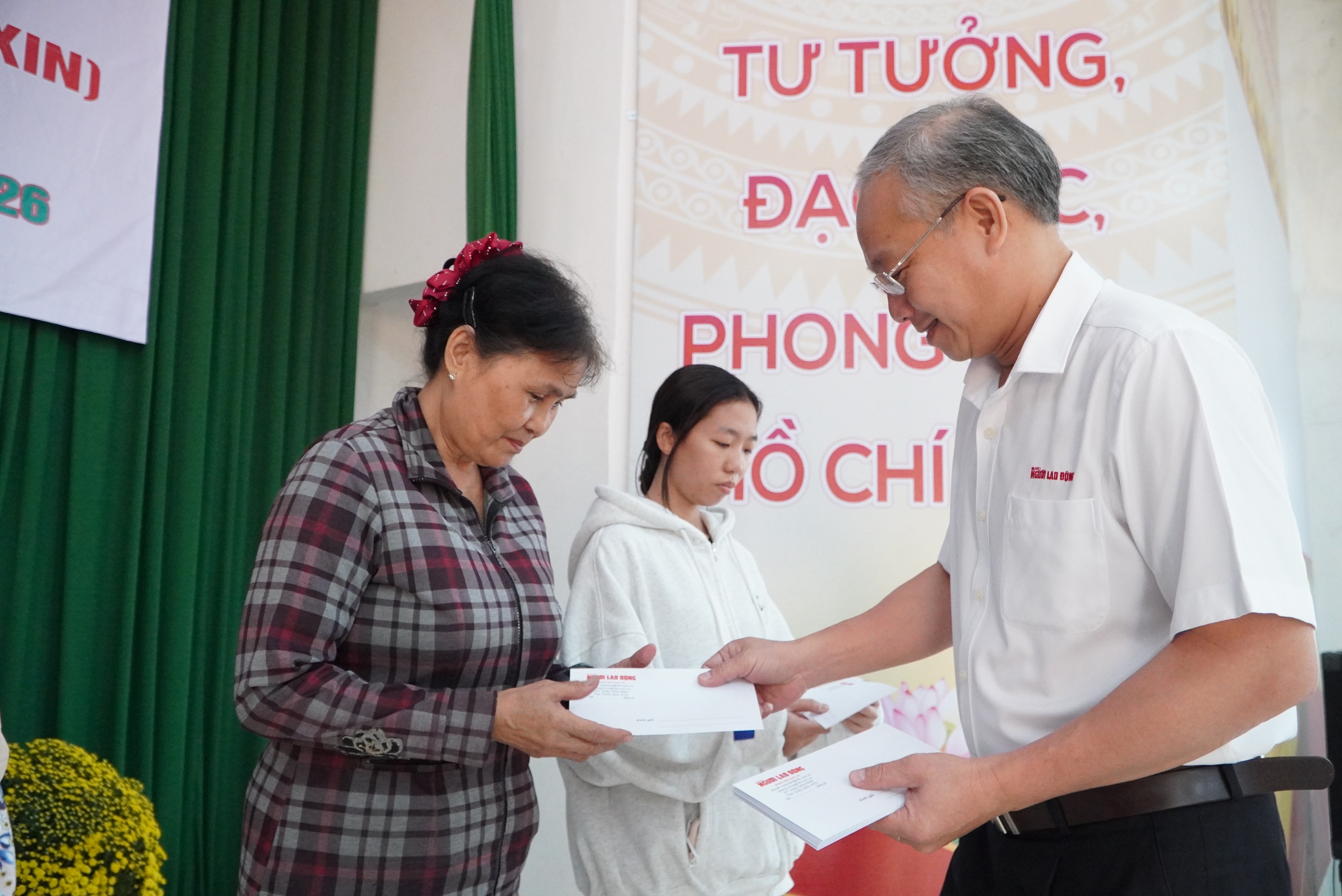 Báo Người Lao Động trao 114 suất quà Tết đến nạn nhân chất độc da cam 2 xã Bình Khánh và Cần Giờ - Ảnh 3.