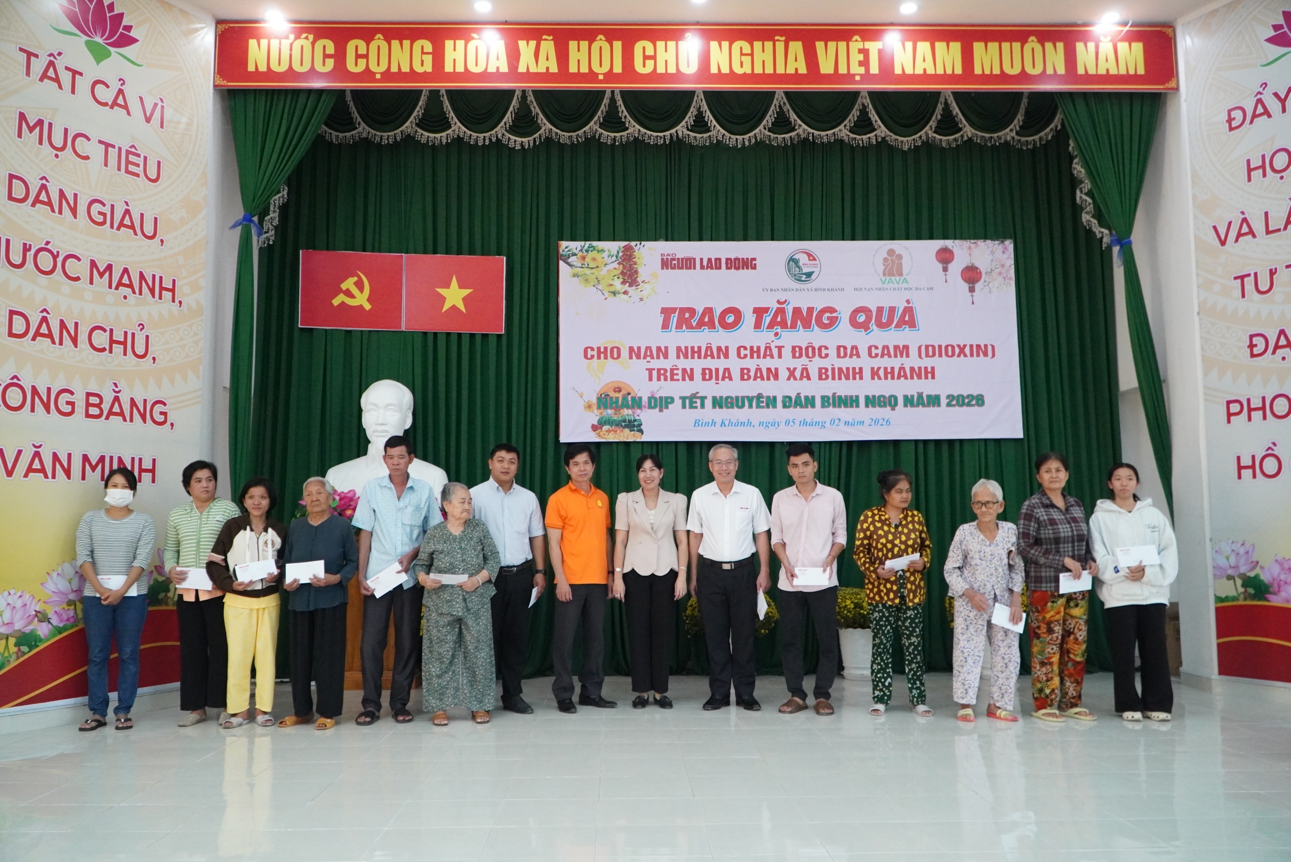 Báo Người Lao Động trao 114 suất quà Tết đến nạn nhân chất độc da cam 2 xã Bình Khánh và Cần Giờ - Ảnh 1.