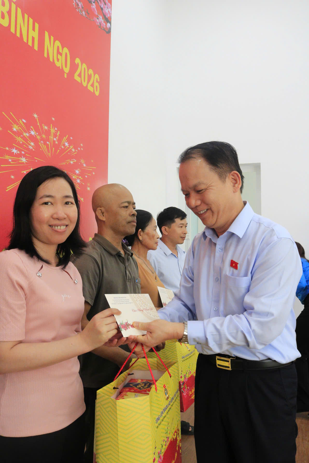 Công nhân tại Cần Thơ nhận quà Tết, thêm động lực bước vào năm mới - Ảnh 1.