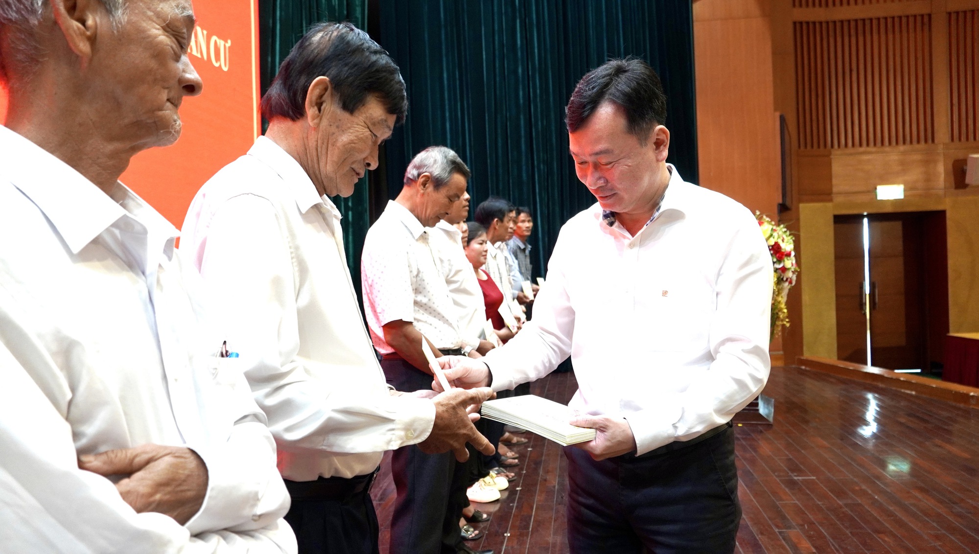 Qu&agrave; Tết th&agrave;nh ủy TPHCM trao đến b&iacute; thư chi bộ khu phố , ấp , th&ocirc;n kh&oacute; khăn 2026 - Ảnh 2.