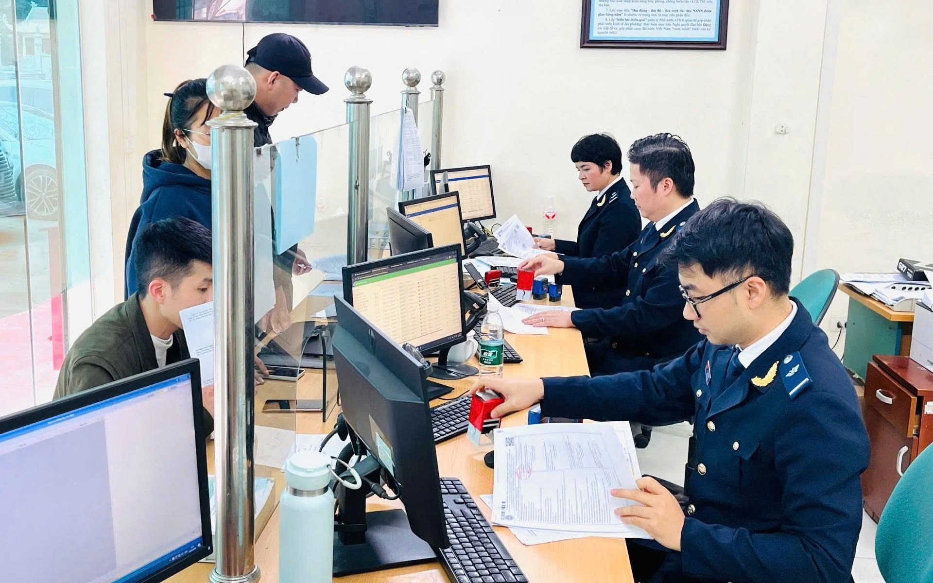 Hàng hóa ùn tắc nhanh chóng thông quan