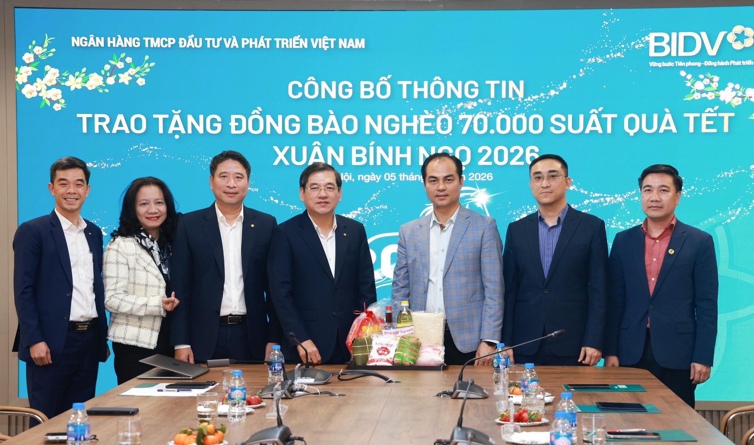 BIDV trao 70.000 phần qu&agrave; Tết tặng đồng b&agrave;o ngh&egrave;o - Ảnh 1.