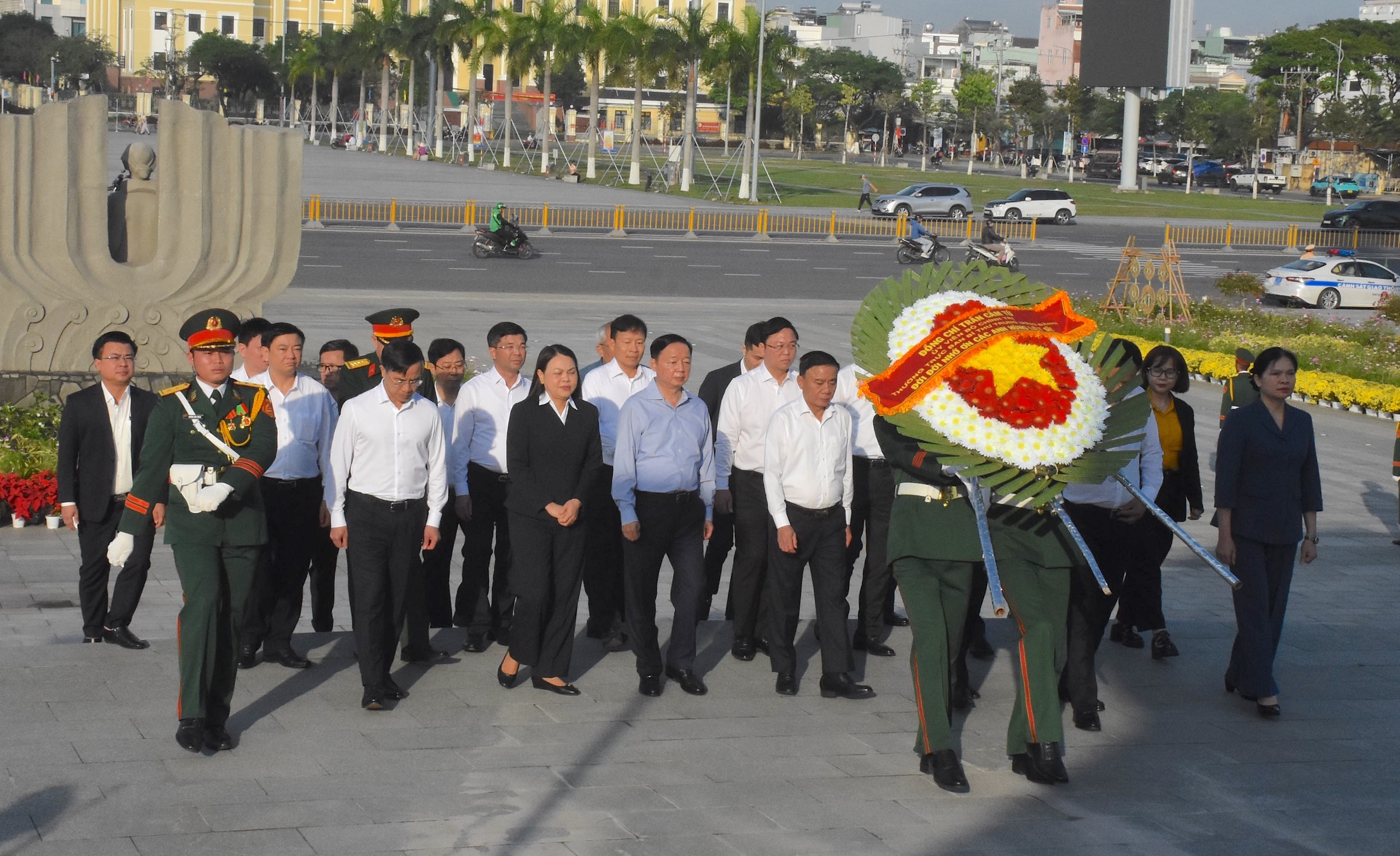 Thường trực Ban Bí thư Trần Cẩm Tú thăm Đà Nẵng , chúc Tết 2026 cho người dân - Ảnh 1.