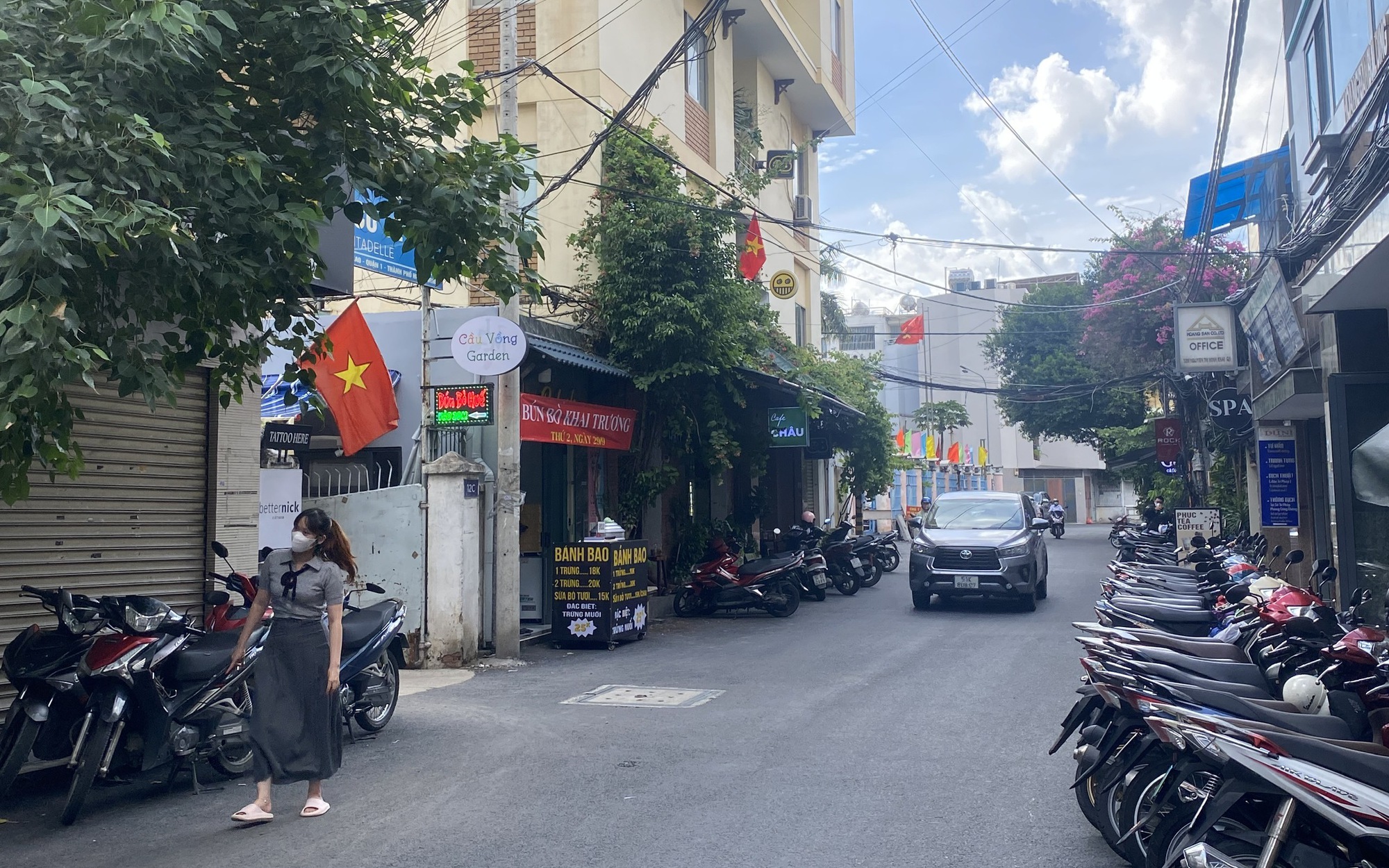 TPHCM lắp đặt biển báo tên đường Phạm Khắc