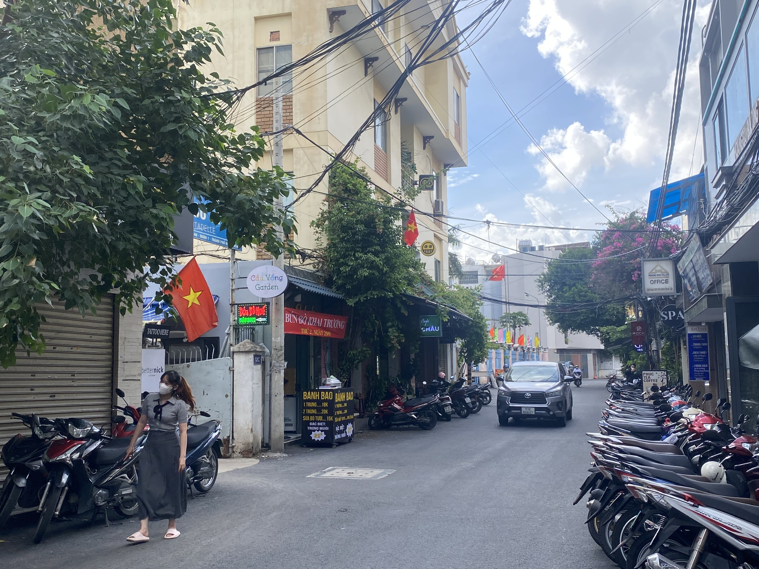 TPHCM: Lắp đặt biển b&aacute;o t&ecirc;n đường Phạm Khắc - Ảnh 2.