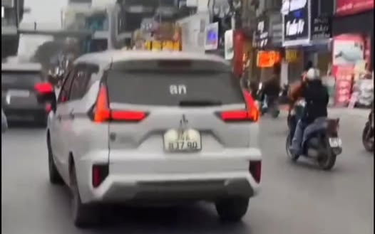 Xác minh ô tô có bảng đèn LED hiện dòng chữ xúc phạm công an