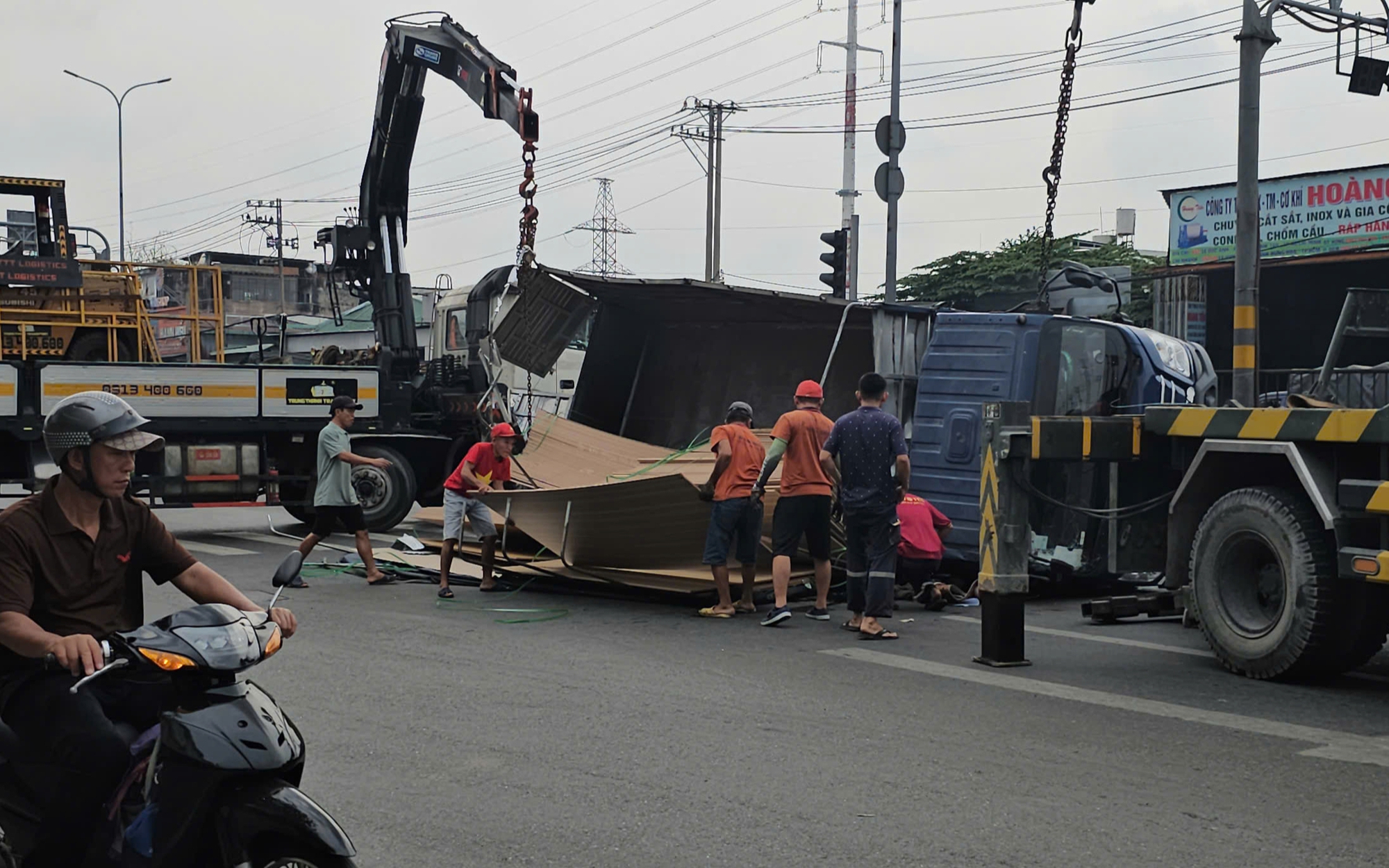 Xe tải bị lật khi đang quay đầu trên đường Lê Đức Anh