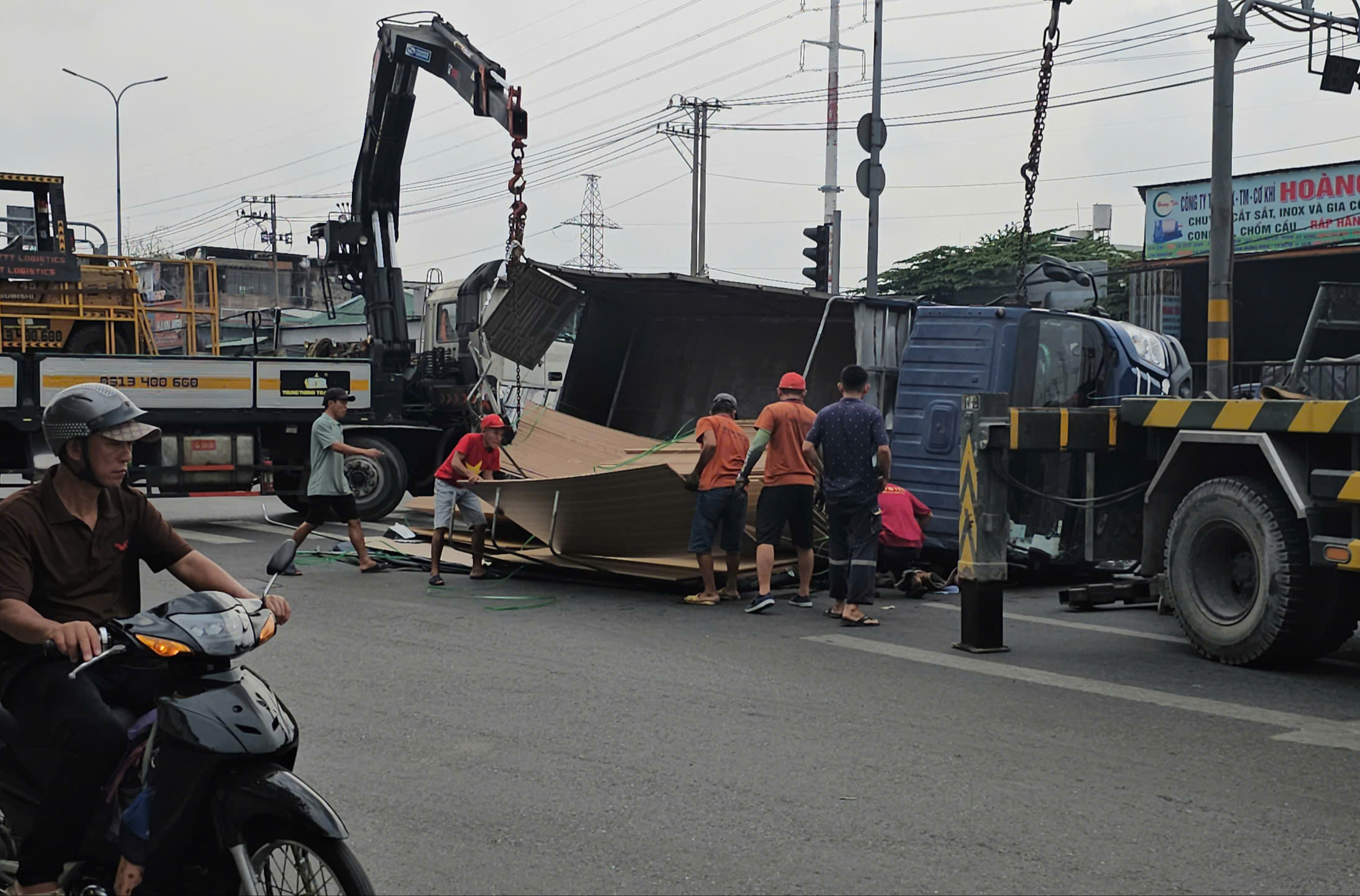 Lật xe tải trên đường Lê Đức Anh gây ùn tắc giao thông nghiêm trọng - Ảnh 1.