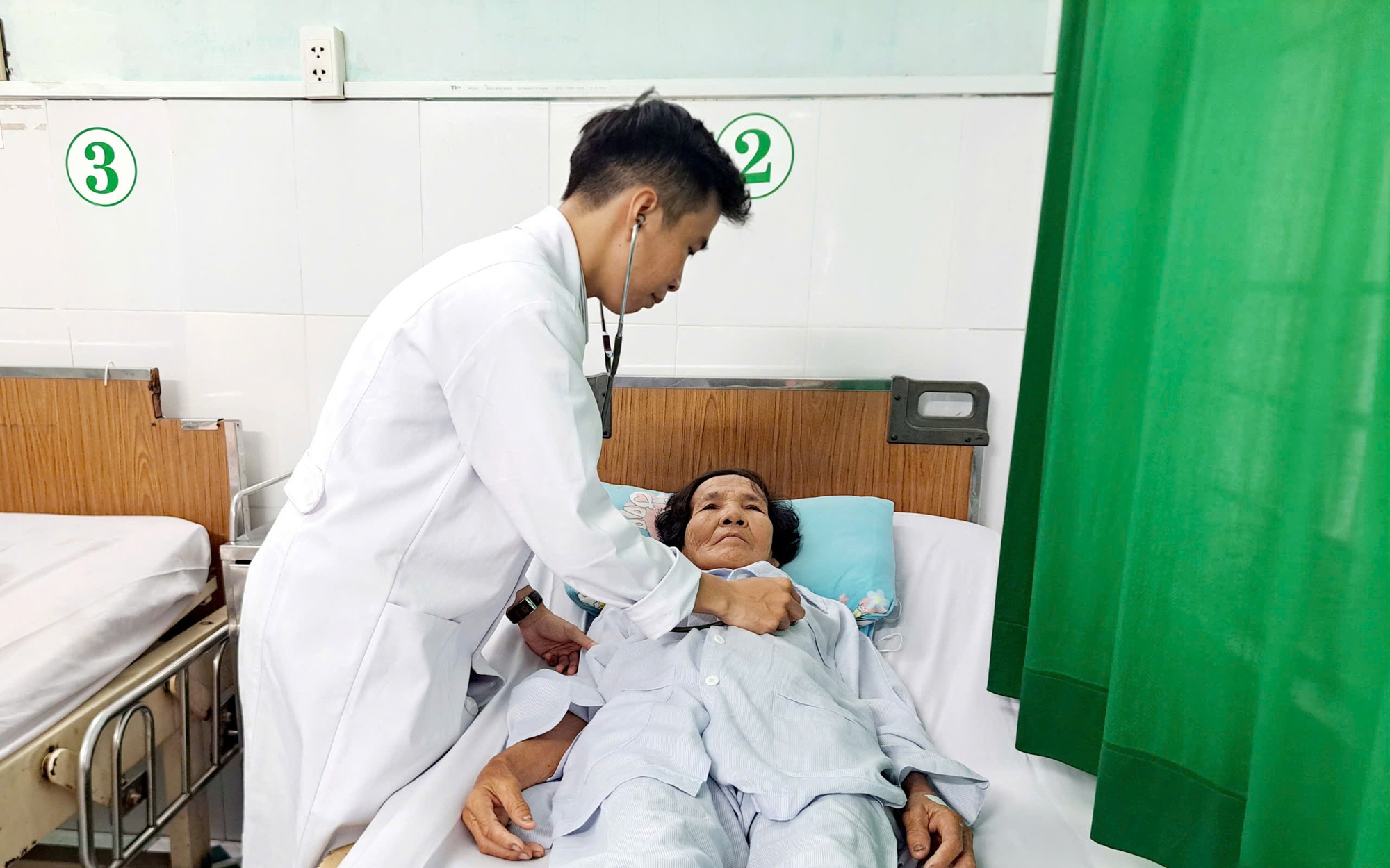 Để không phải tạm ứng viện phí khi nhập viện, người dân cần làm gì?