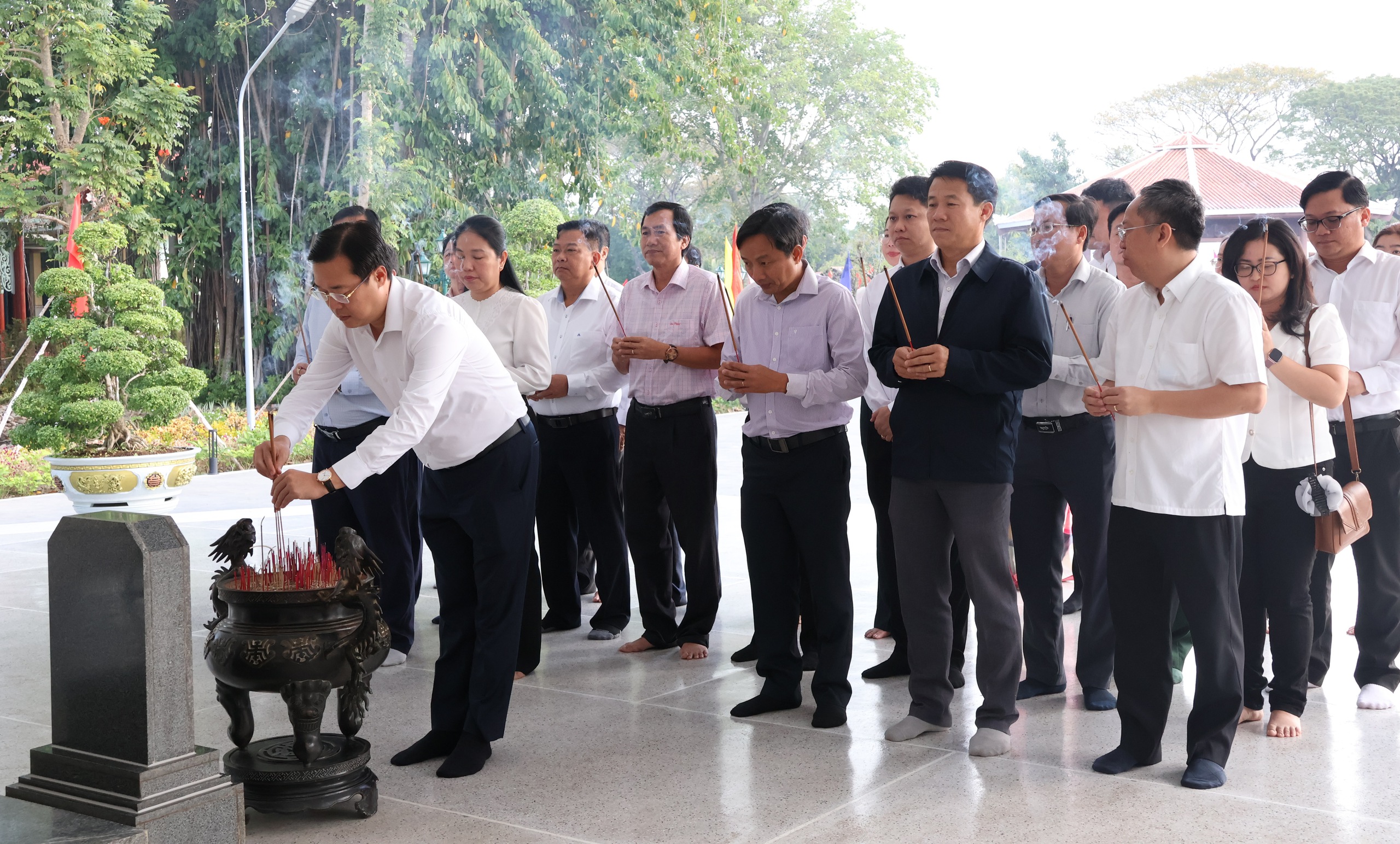 Phó Bí thư Thường trực Thành ủy TPHCM Lê Quốc Phong thăm, tặng quà tại Đồng Tháp - Ảnh 9.
