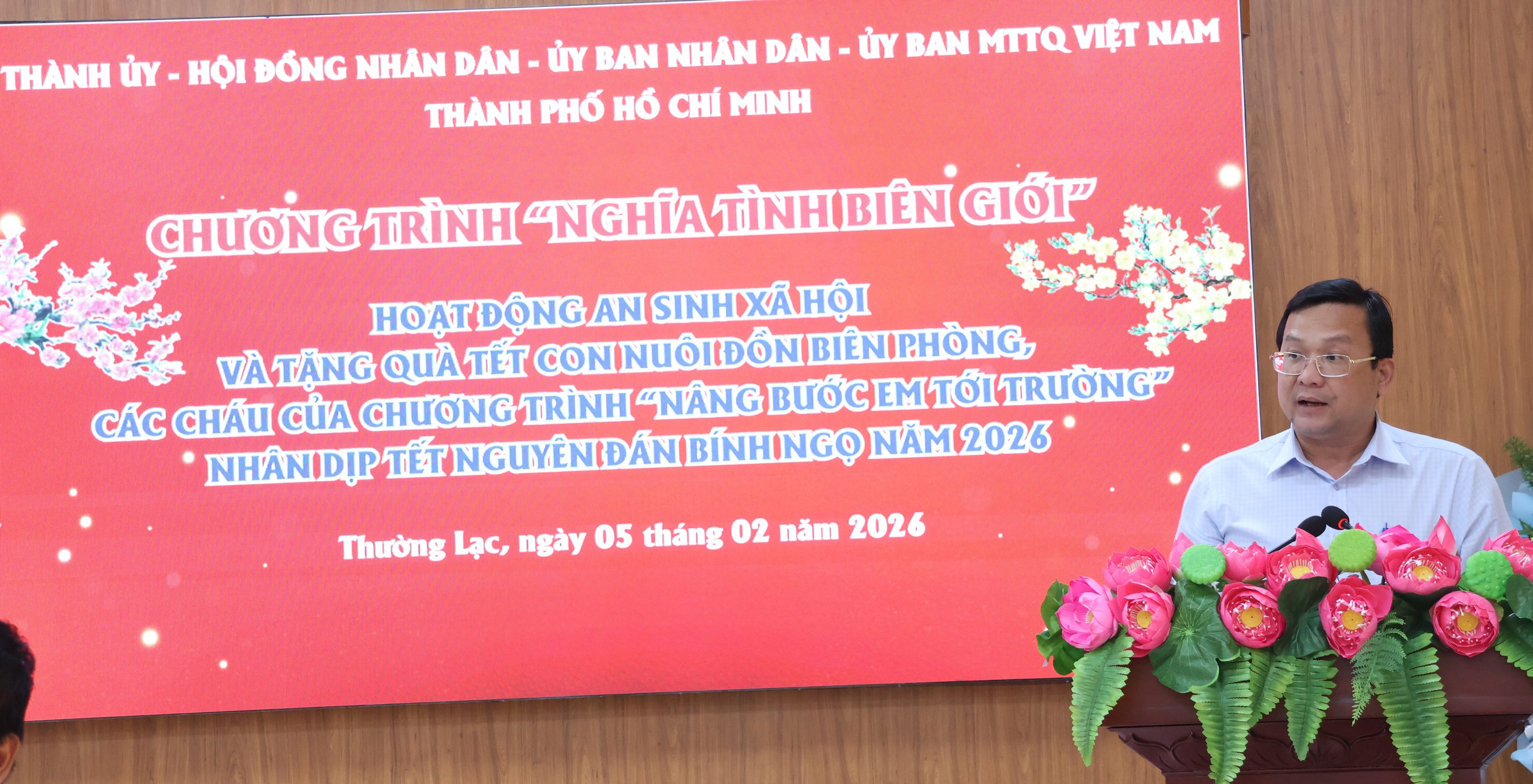 Phó Bí thư Thường trực Thành ủy TPHCM Lê Quốc Phong thăm, tặng quà tại Đồng Tháp - Ảnh 1.