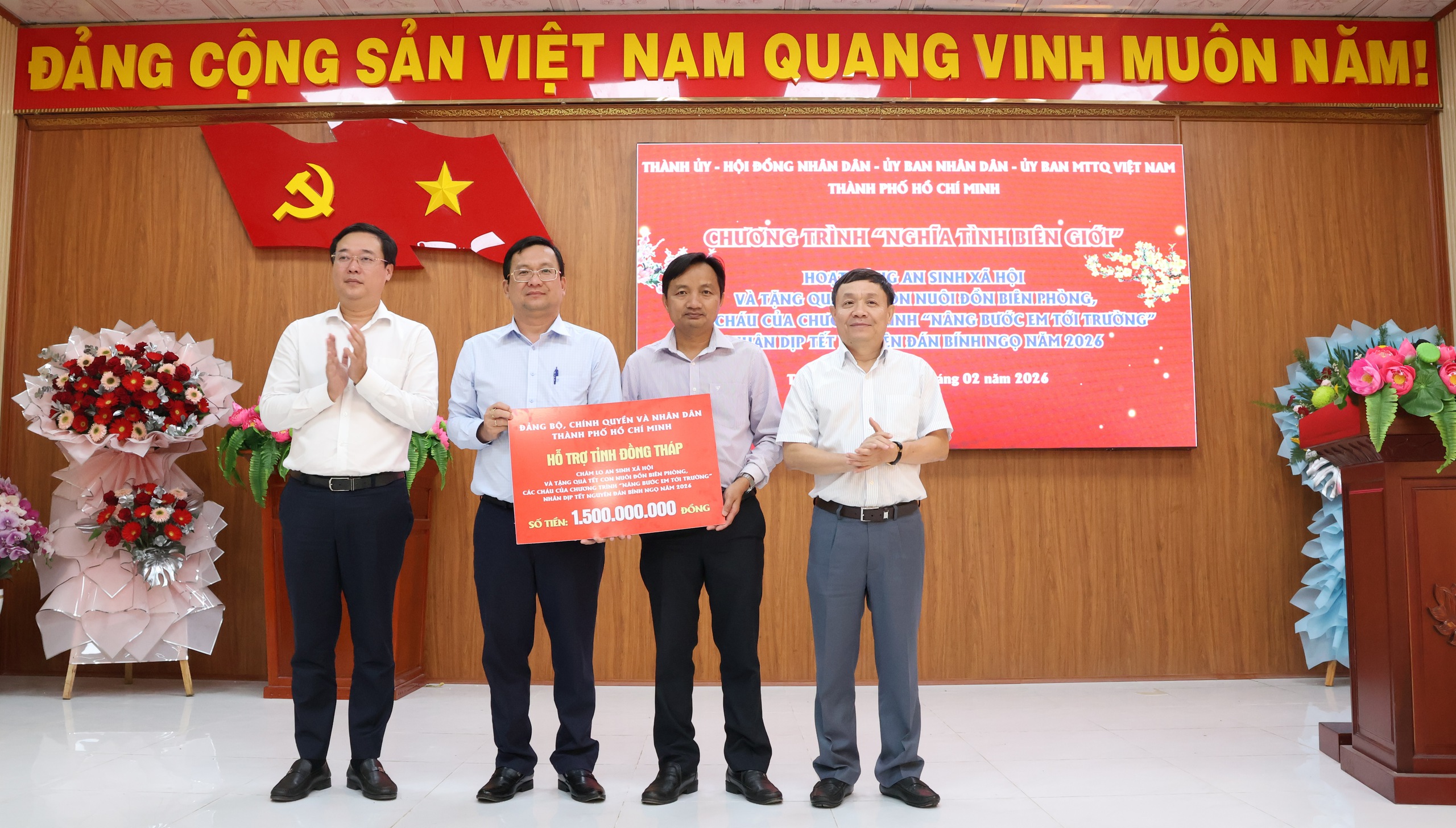 Phó Bí thư Thường trực Thành ủy TPHCM Lê Quốc Phong thăm, tặng quà tại Đồng Tháp - Ảnh 2.