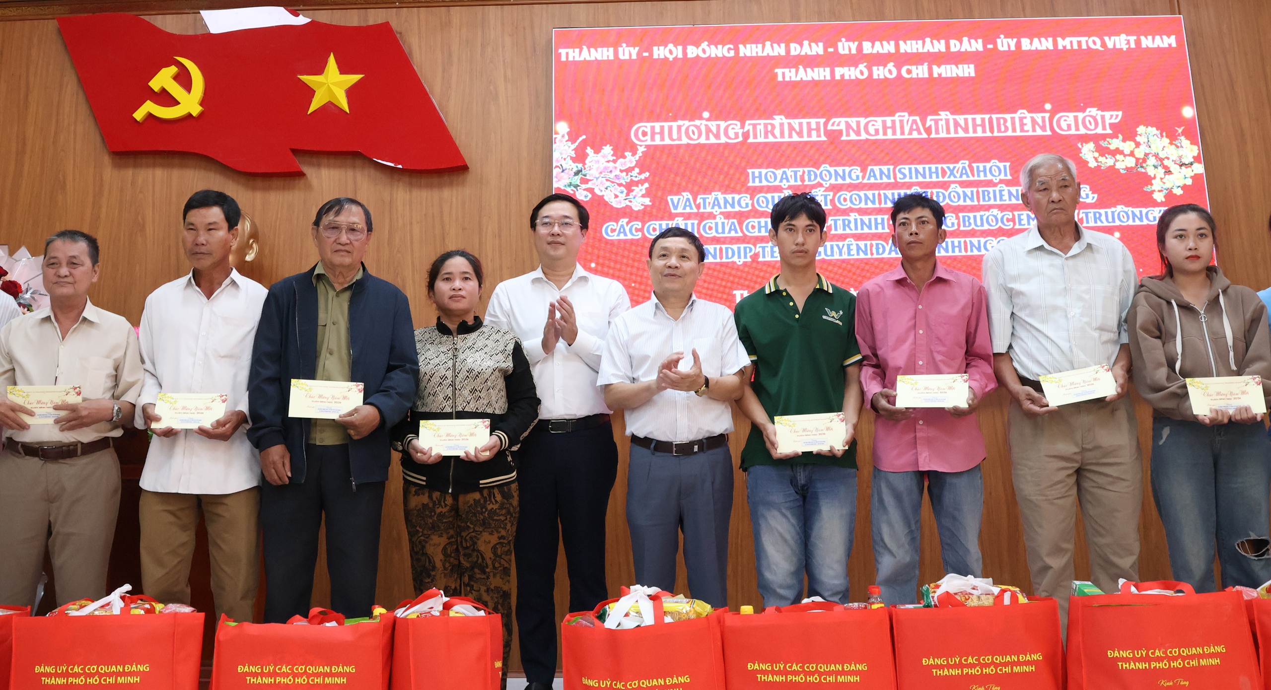 Phó Bí thư Thường trực Thành ủy TPHCM Lê Quốc Phong thăm, tặng quà tại Đồng Tháp - Ảnh 5.