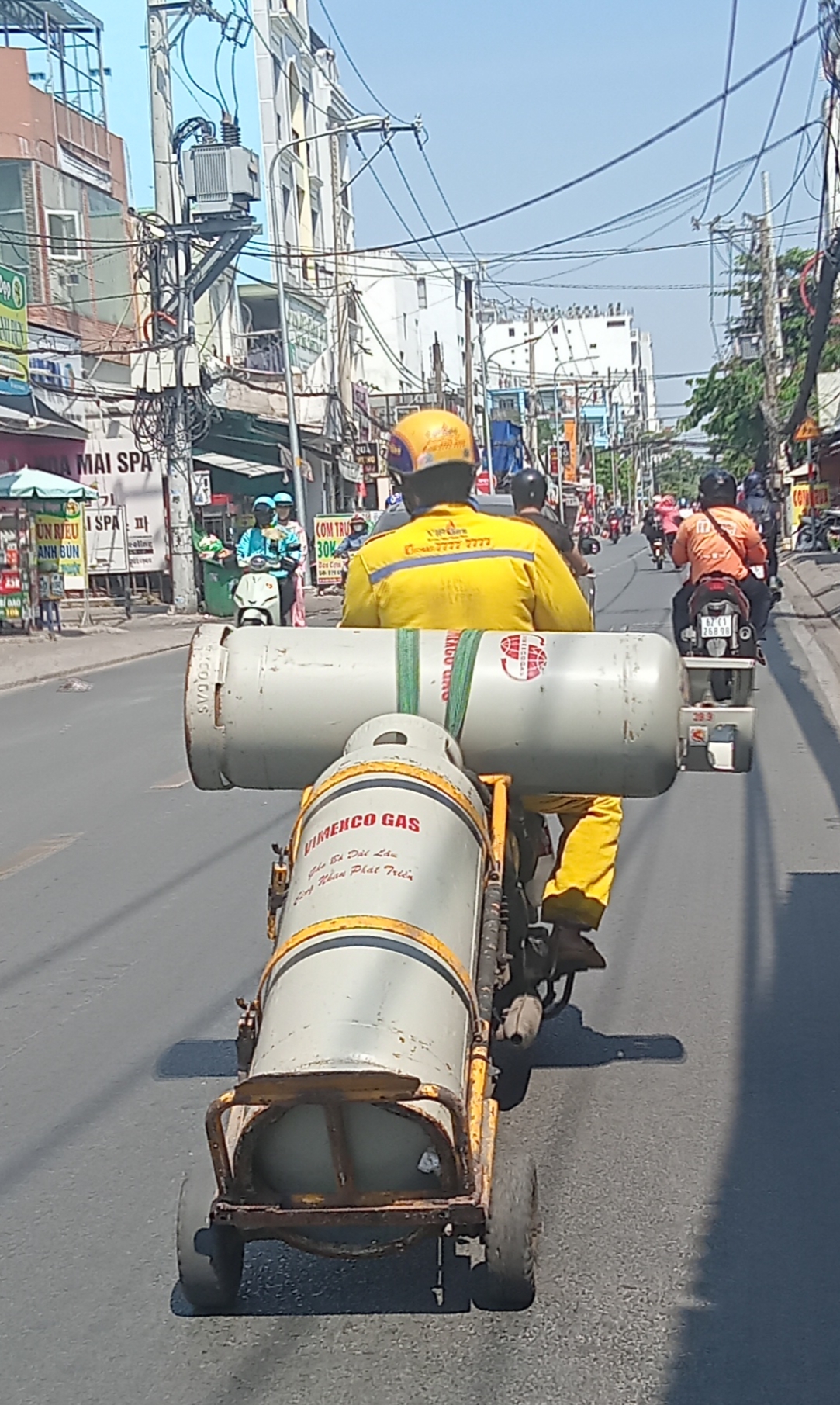 Chở gas không an toàn - Ảnh 1.