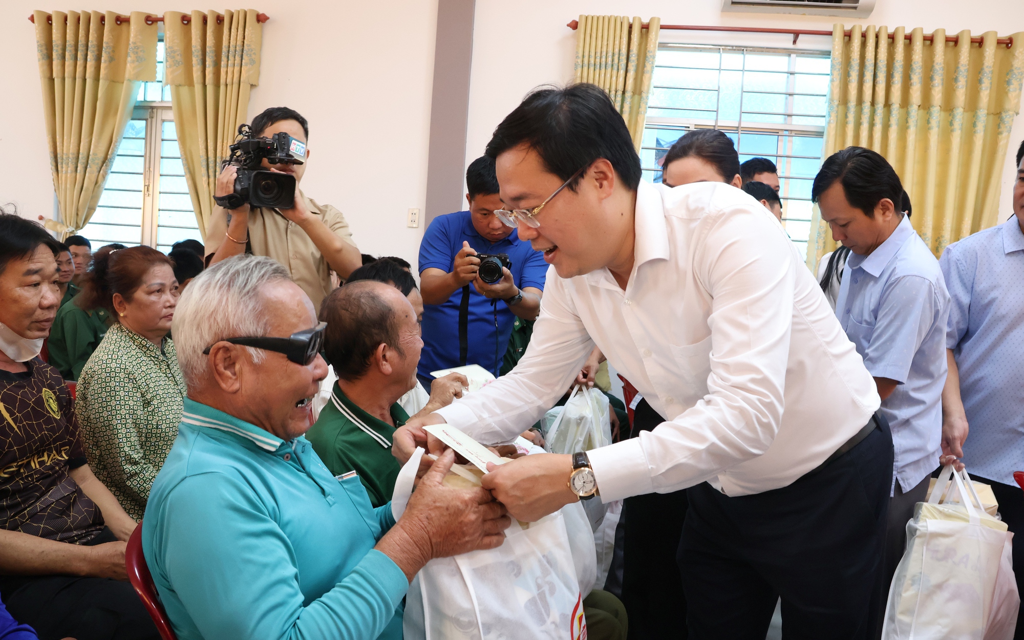 TPHCM mang m&ugrave;a Xu&acirc;n ấm &aacute;p đến Đồng Th&aacute;p - Ảnh 8.