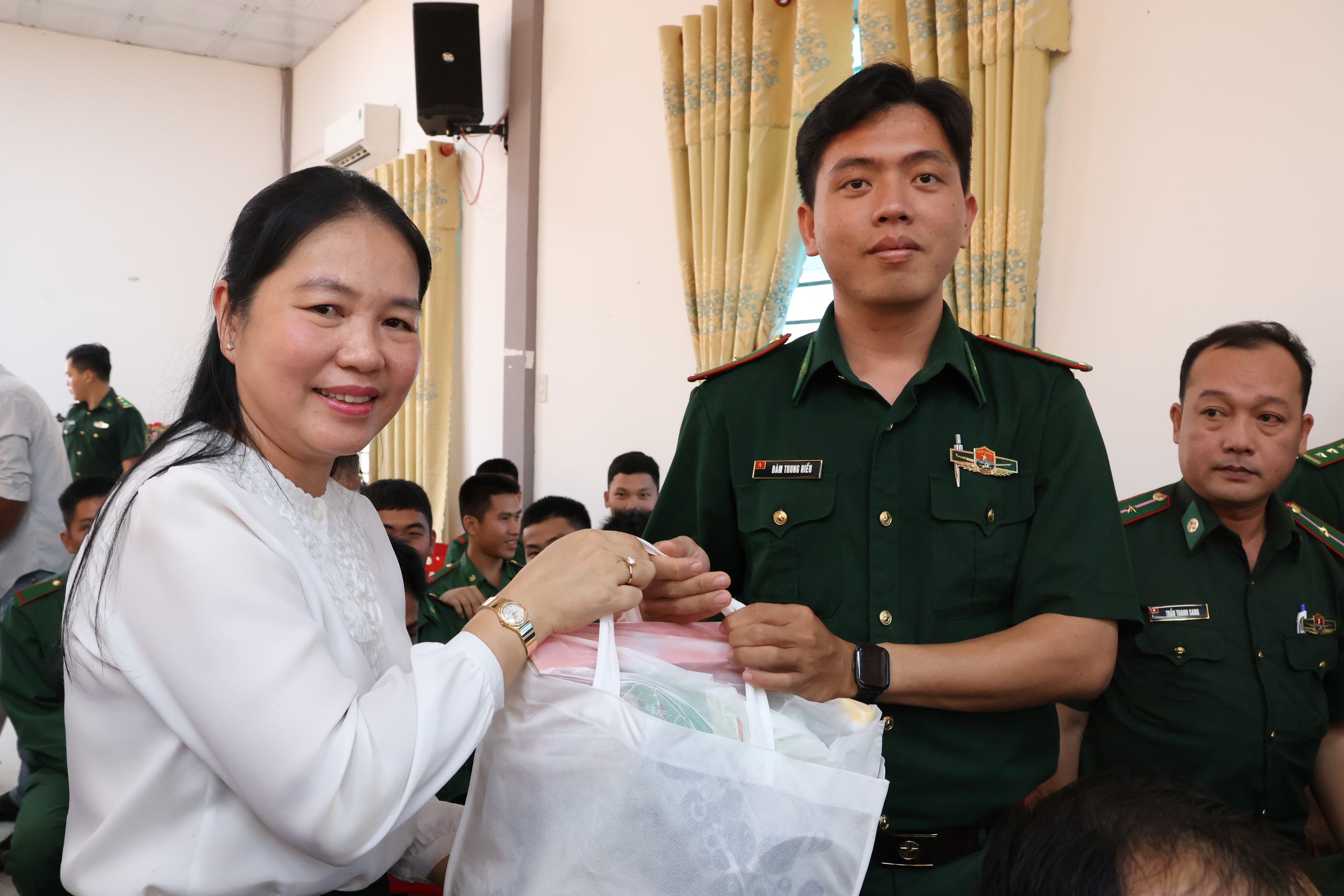 Phó Bí thư Thường trực Thành ủy TPHCM Lê Quốc Phong thăm, tặng quà tại Đồng Tháp - Ảnh 4.