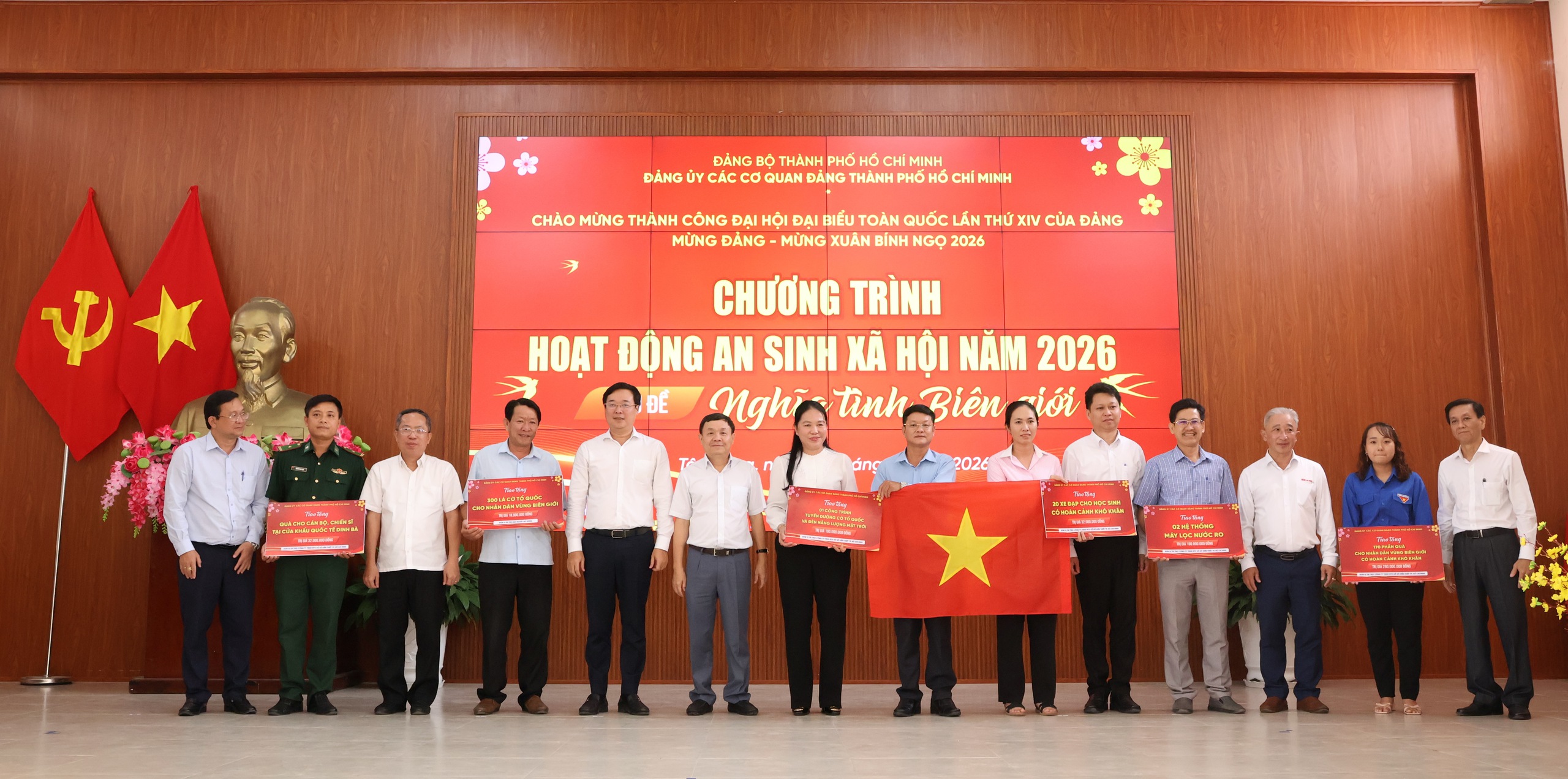 &ldquo;Nghĩa t&igrave;nh bi&ecirc;n giới&rdquo;: TPHCM mang m&ugrave;a Xu&acirc;n ấm &aacute;p đến x&atilde; T&acirc;n Hồng, Đồng Th&aacute;p - Ảnh 1.