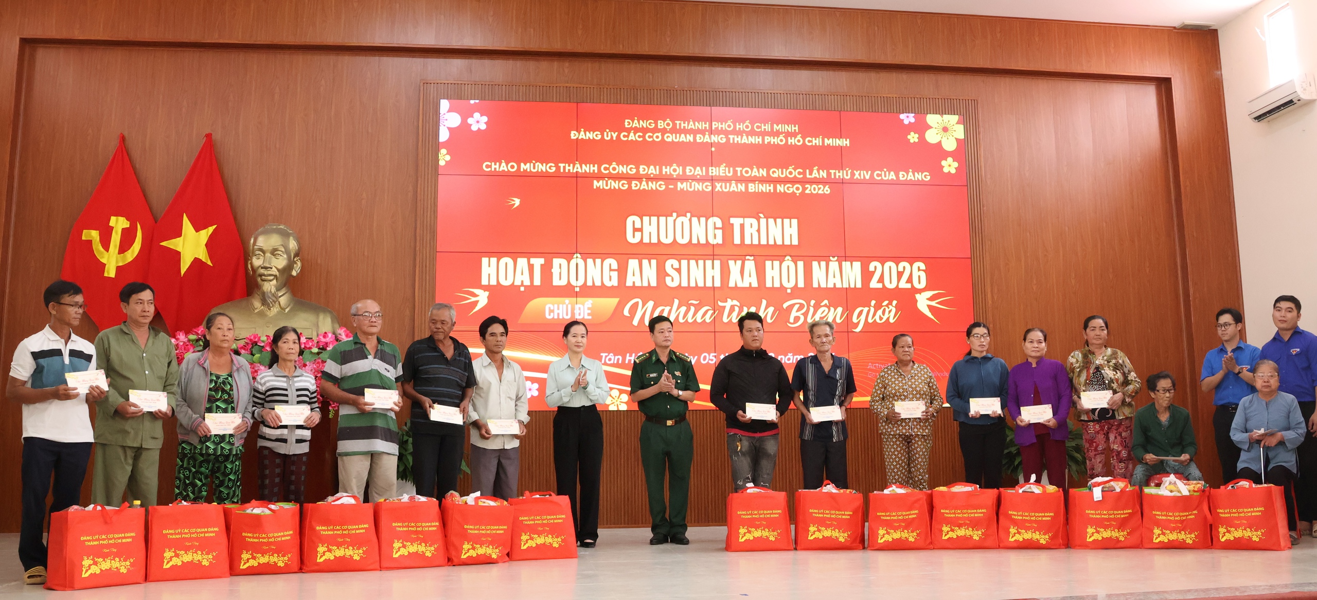 &ldquo;Nghĩa t&igrave;nh bi&ecirc;n giới&rdquo;: TPHCM mang m&ugrave;a Xu&acirc;n ấm &aacute;p đến x&atilde; T&acirc;n Hồng, Đồng Th&aacute;p - Ảnh 15.