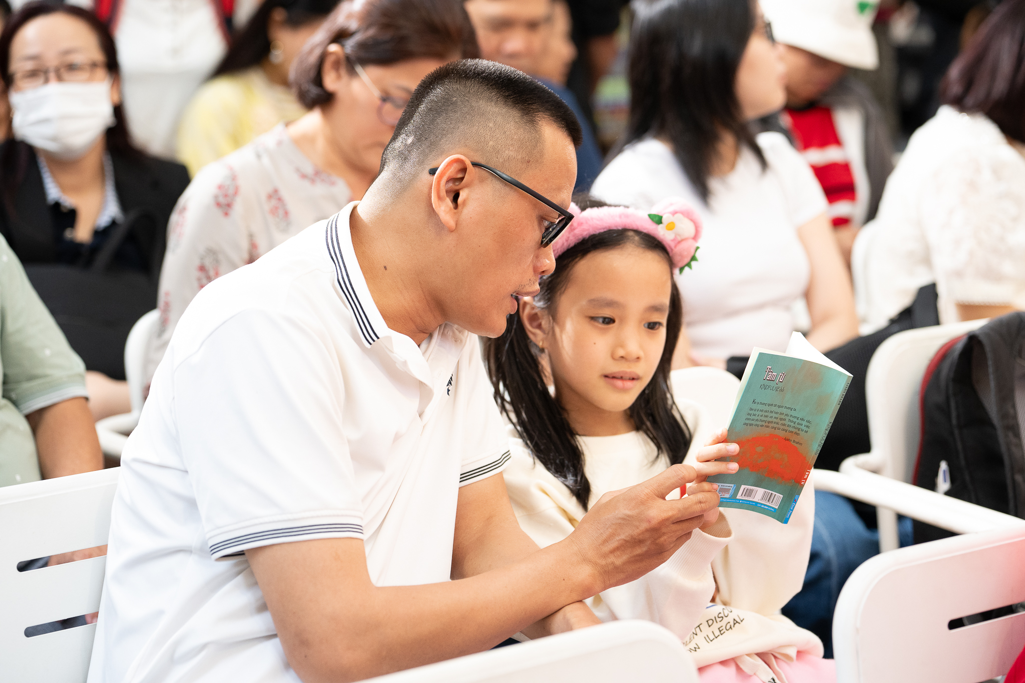 H&agrave;ng trăm người chen k&iacute;n đường s&aacute;ch giao lưu c&ugrave;ng thiền sư Ajahn Brahm - Ảnh 3.