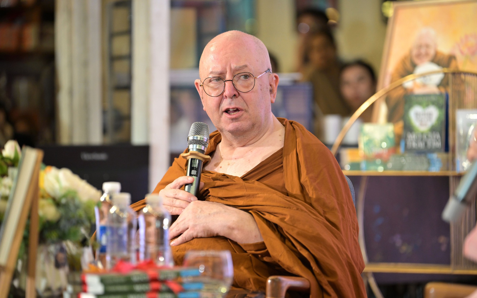 Hàng trăm người chen kín đường sách giao lưu cùng thiền sư Ajahn Brahm
