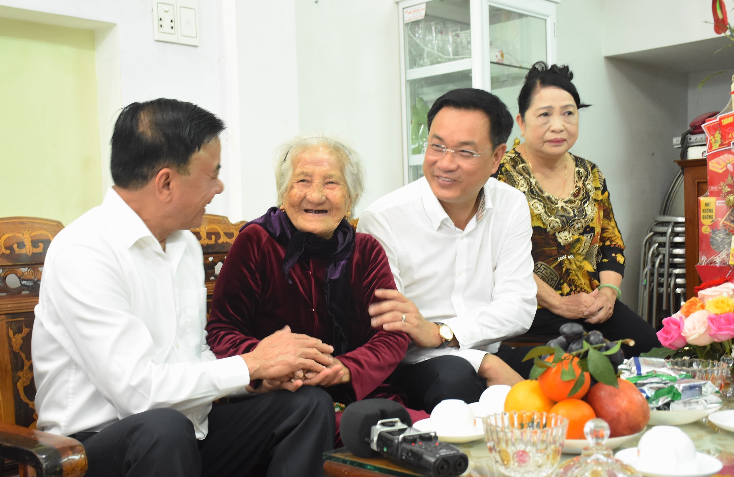 Thường trực Ban Bí thư Trần Cẩm Tú thăm Đà Nẵng , chúc Tết 2026 cho người dân - Ảnh 2.