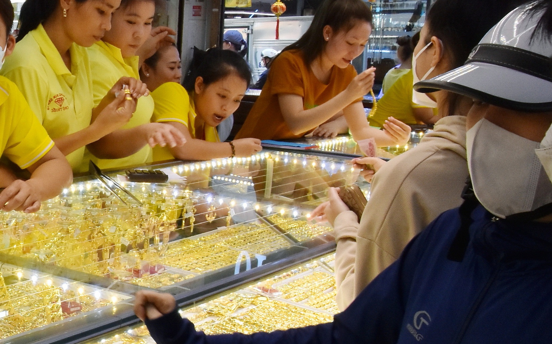 Giá vàng hôm nay 6-2: Sụt giảm mạnh