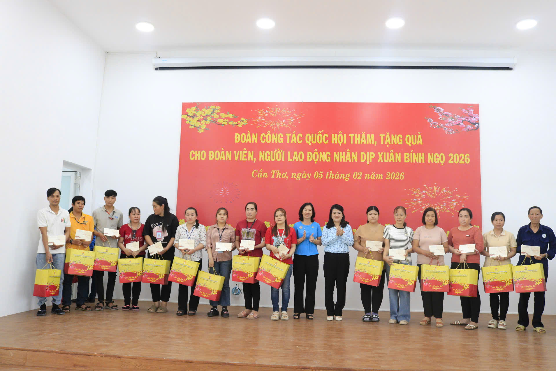 Công nhân tại Cần Thơ nhận quà Tết, thêm động lực bước vào năm mới - Ảnh 3.