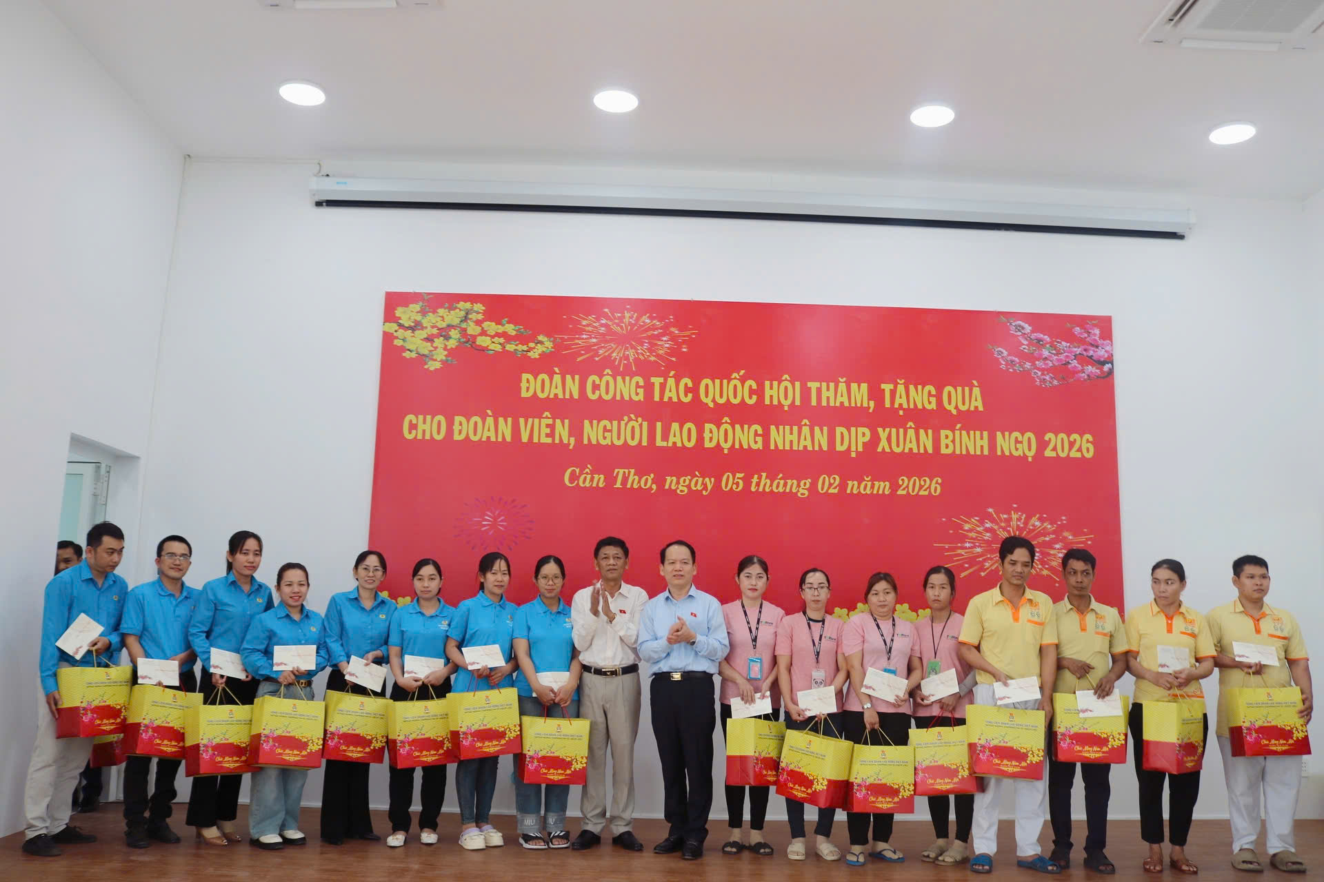 Công nhân tại Cần Thơ nhận quà Tết, thêm động lực bước vào năm mới - Ảnh 2.