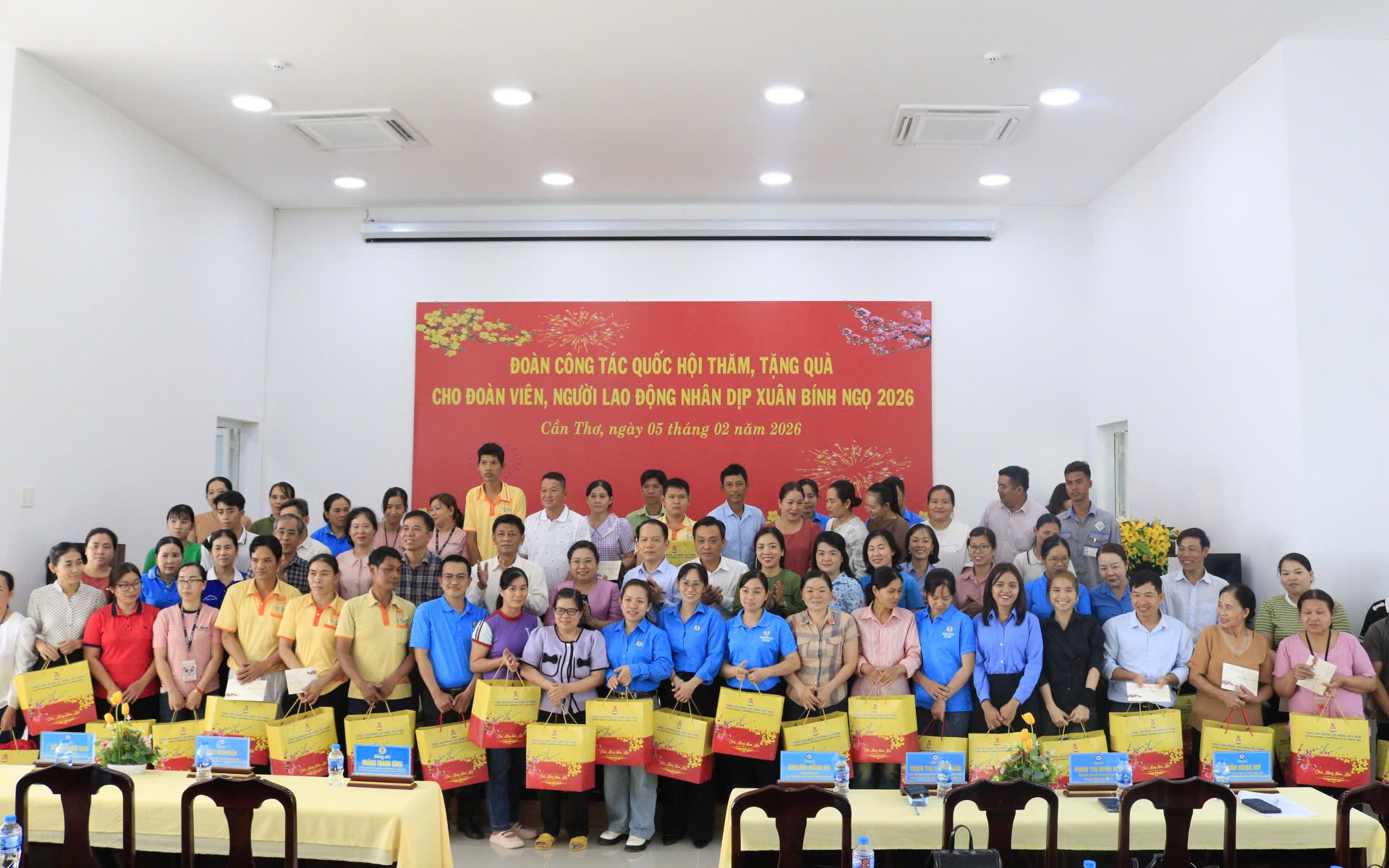 Công nhân tại Cần Thơ nhận quà Tết, thêm động lực bước vào năm mới