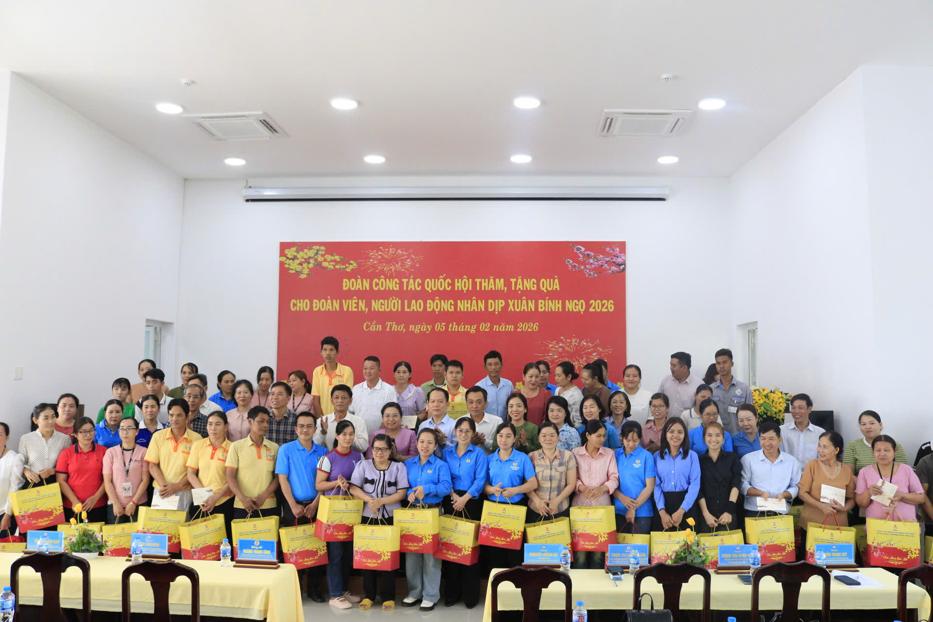 Công nhân tại Cần Thơ nhận quà Tết, thêm động lực bước vào năm mới - Ảnh 4.