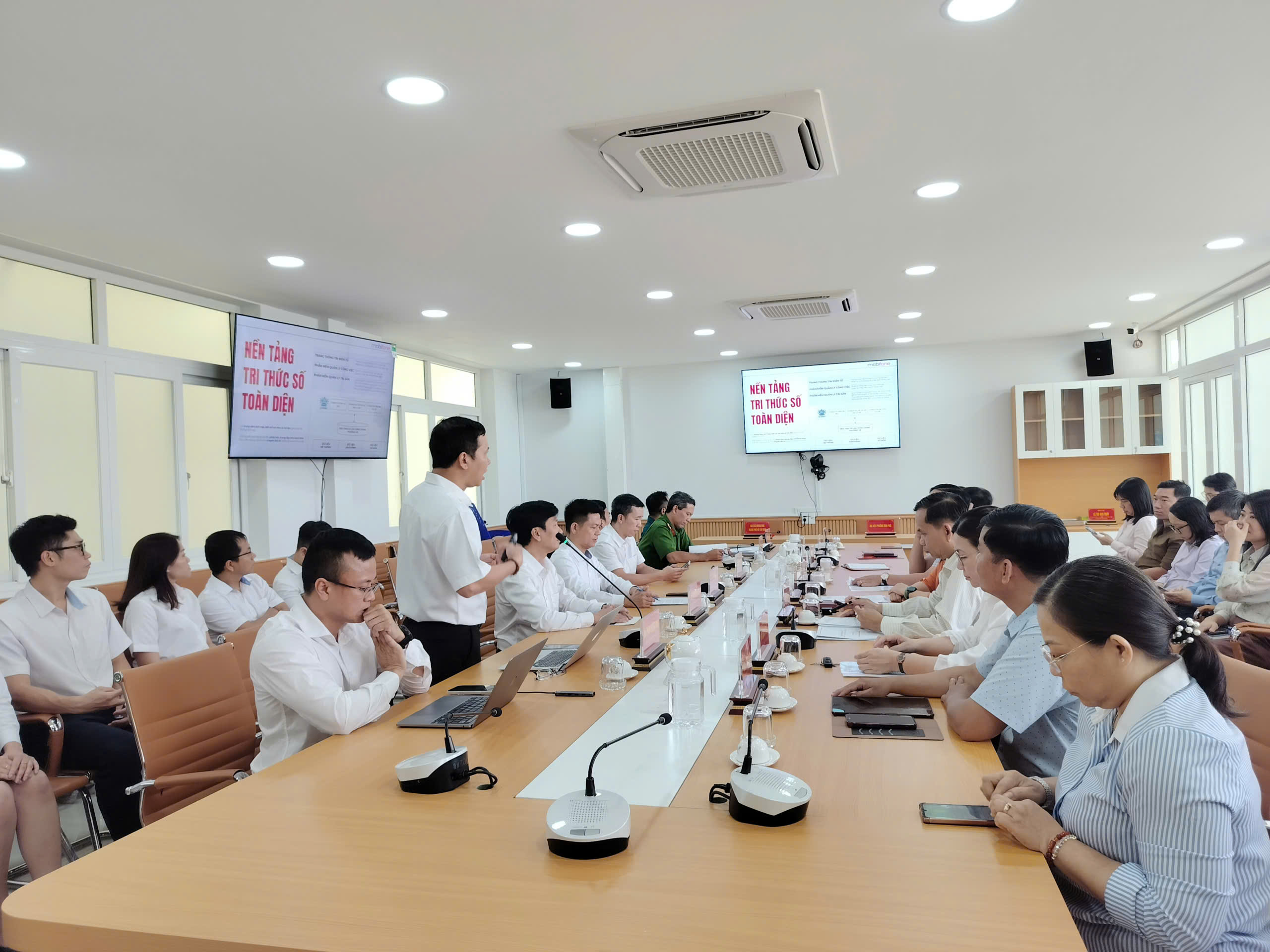 Chuyển đổi số phải lấy phục vụ người d&acirc;n l&agrave;m trọng t&acirc;m - Ảnh 1.