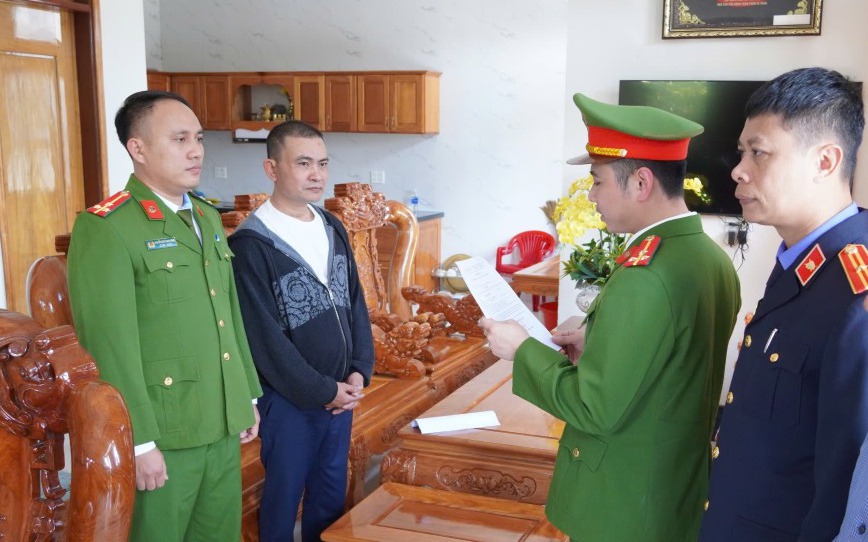 Khởi tố 3 đối tượng xông vào bãi cát, thô bạo với phụ nữ mang thai