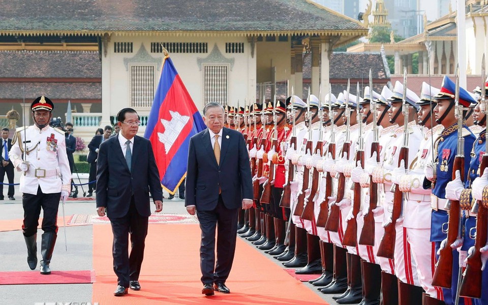 Tổng Bí thư Tô Lâm hội kiến Samdech Techo Hun Sen. - Ảnh 2.