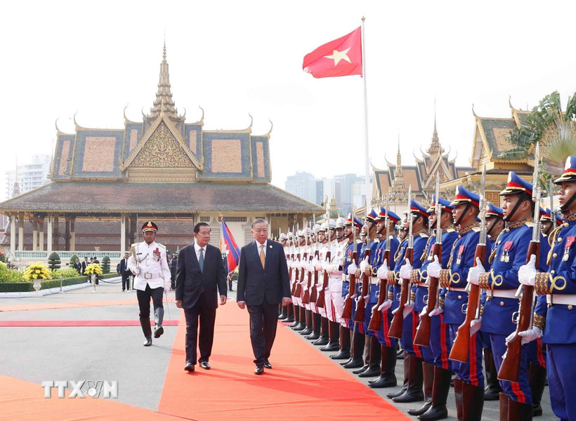 Lễ đ&oacute;n trọng thể Tổng B&iacute; thư T&ocirc; L&acirc;m thăm cấp Nh&agrave; nước tới Vương quốc Campuchia - Ảnh 1.