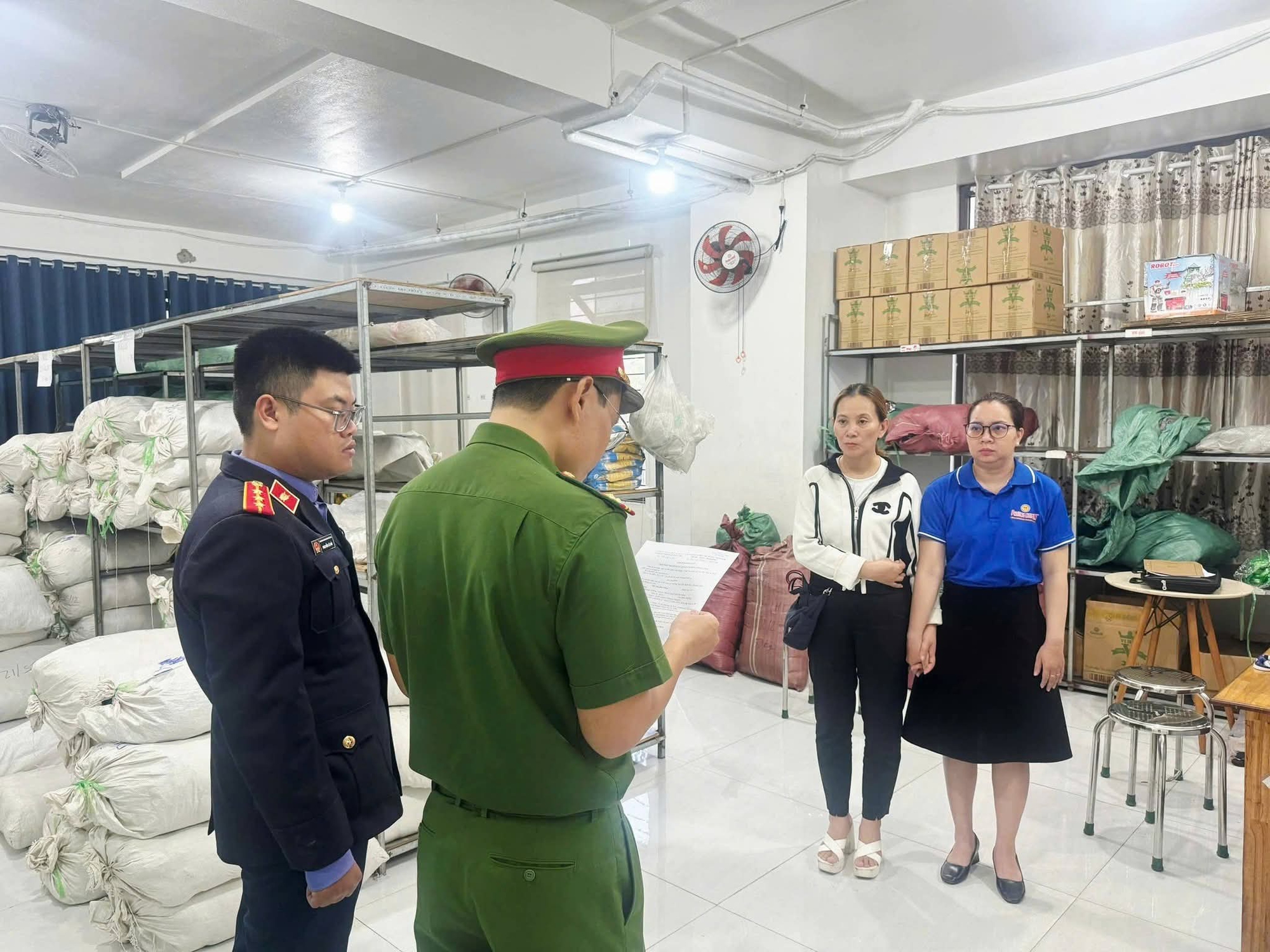 Triệt ph&aacute; đường d&acirc;y c&agrave; ph&ecirc; giả, mỗi ng&agrave;y tuồn gần 1 tấn sản phẩm ra thị trường - Ảnh 2.