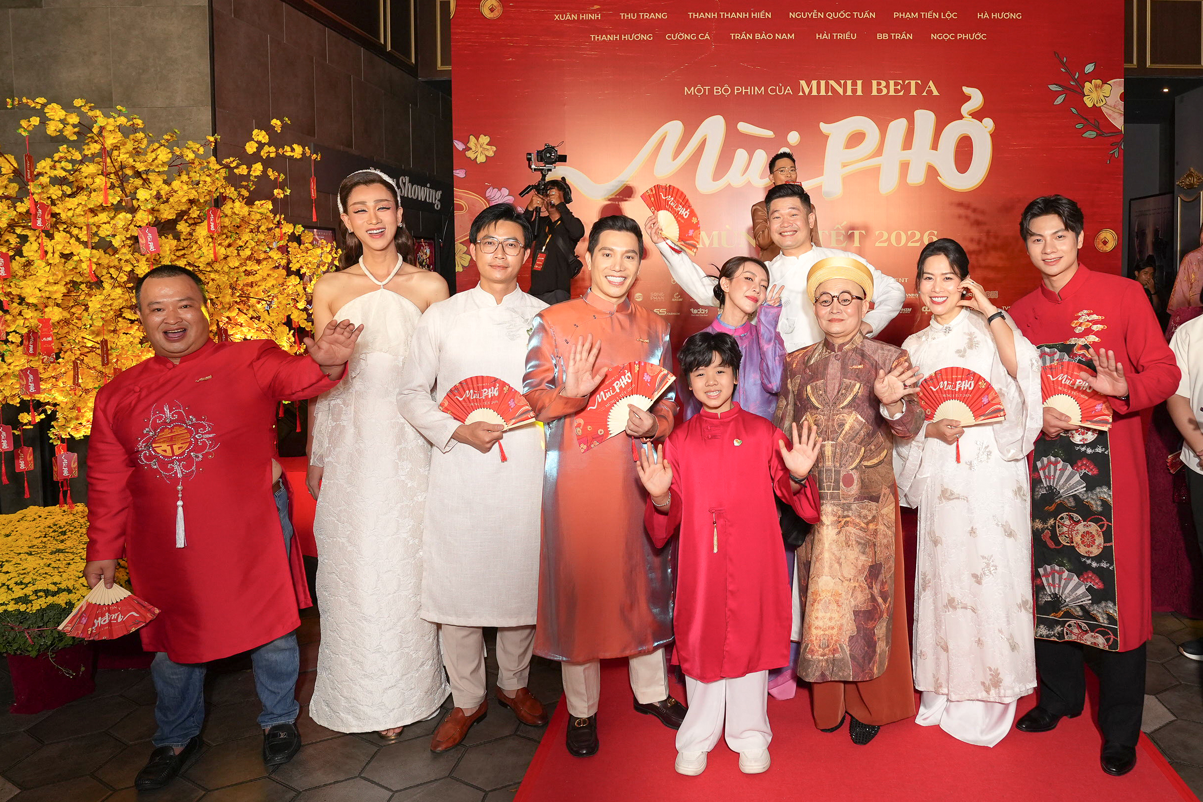 Vợ chồng Hồ Quang Hiếu - Tuệ Như, Khánh Thi - Phan Hiển tình tứ thảm đỏ - Ảnh 7.