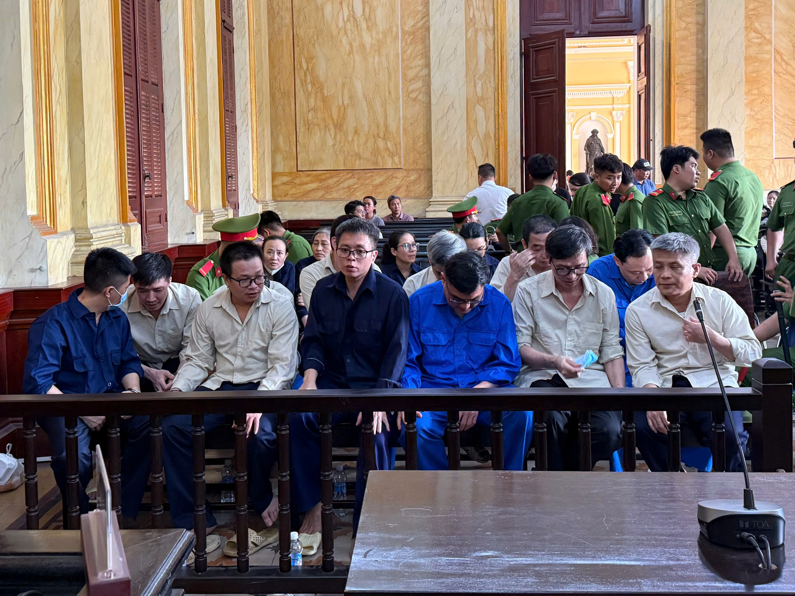 Vụ án Chi cục Thú y vùng VI: Mầm bệnh dịch tả lợn, bệnh gà rù được "phù phép" tuồn lên bàn ăn - Ảnh 1.
