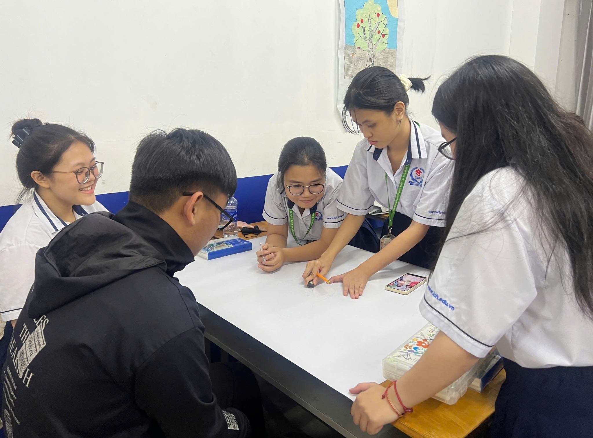 Kh&ocirc;ng c&ocirc;ng bố đề thi minh họa, học sinh lớp 12 bắt đầu căng thẳng - Ảnh 1.