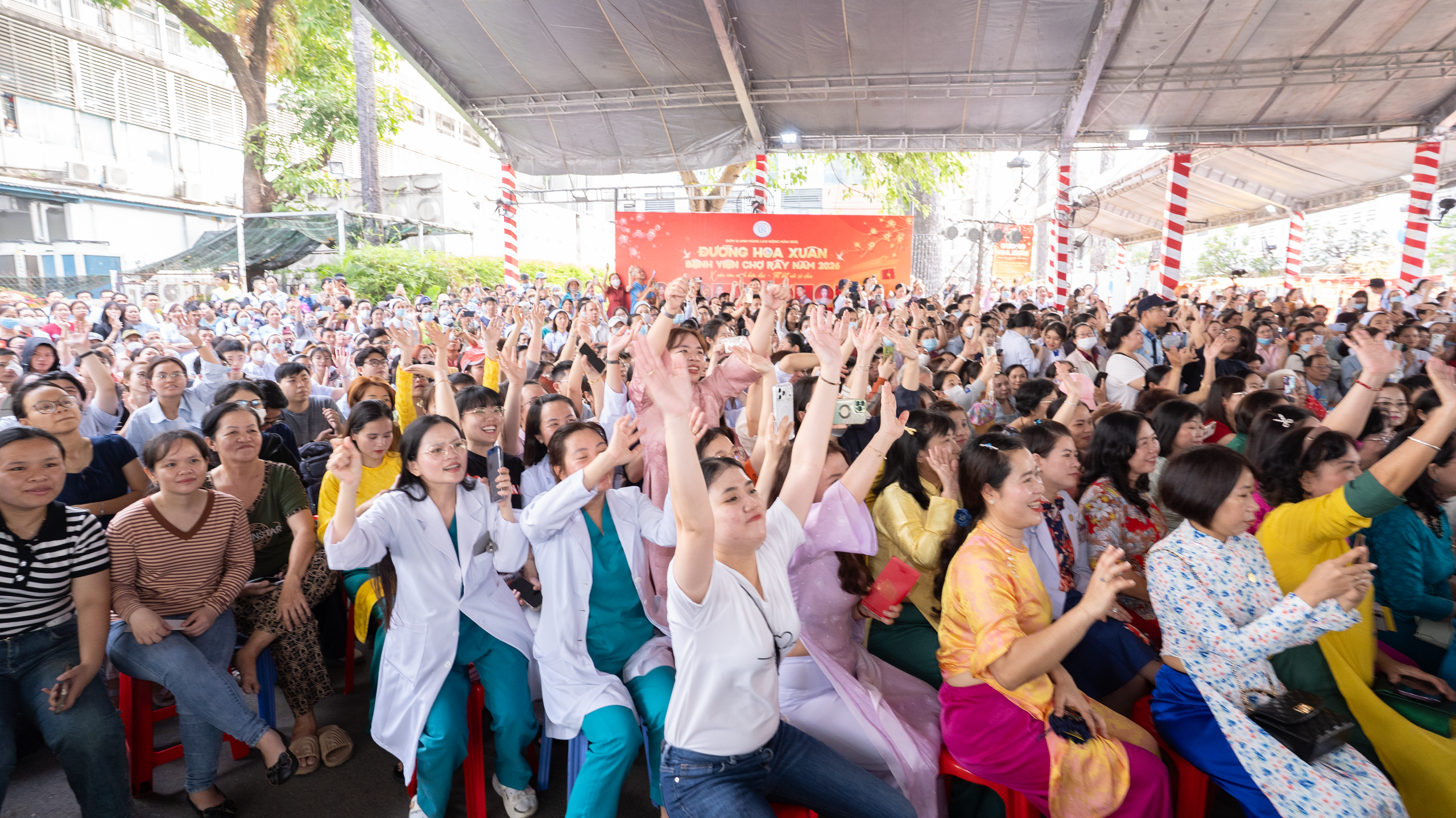 Đi khám bệnh, bất ngờ được đón Tết giữa đường hoa ở Bệnh viện Chợ Rẫy - Ảnh 10.
