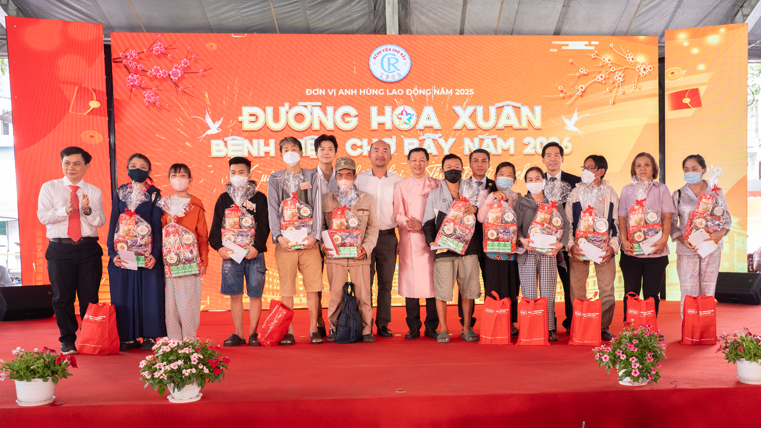 Đi khám bệnh, bất ngờ được đón Tết giữa đường hoa ở Bệnh viện Chợ Rẫy - Ảnh 10.