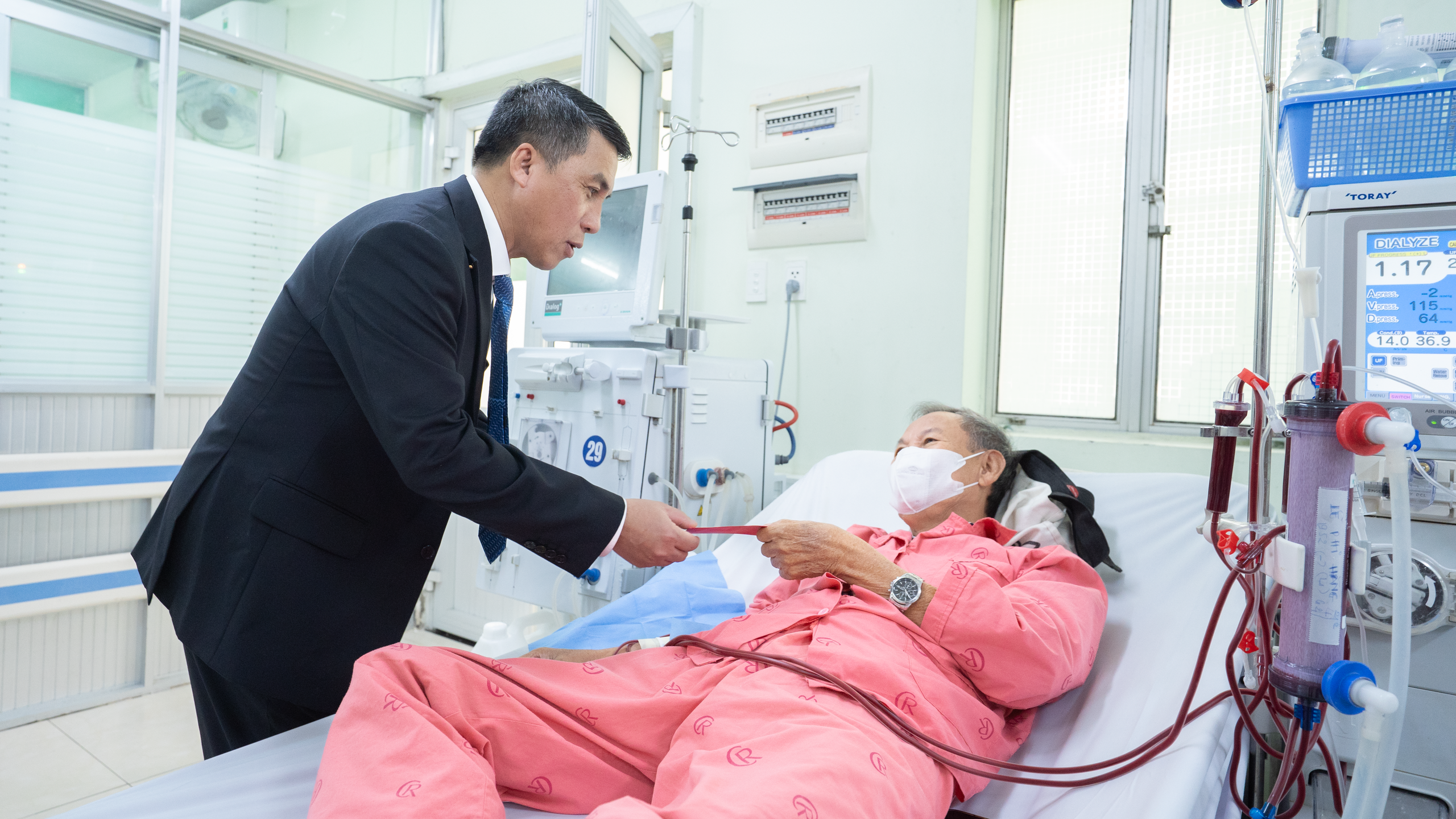 Đi khám bệnh, bất ngờ được đón Tết giữa đường hoa ở Bệnh viện Chợ Rẫy - Ảnh 8.