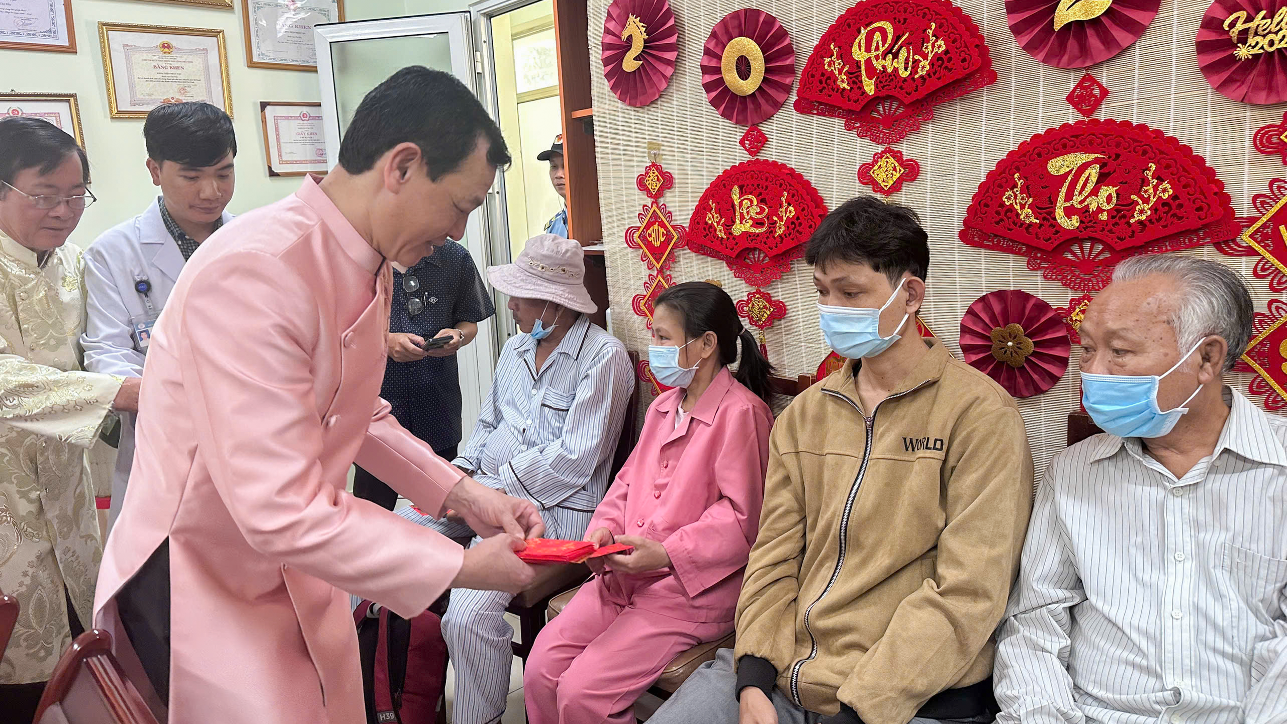 Đi khám bệnh, bất ngờ được đón Tết giữa đường hoa ở Bệnh viện Chợ Rẫy - Ảnh 9.