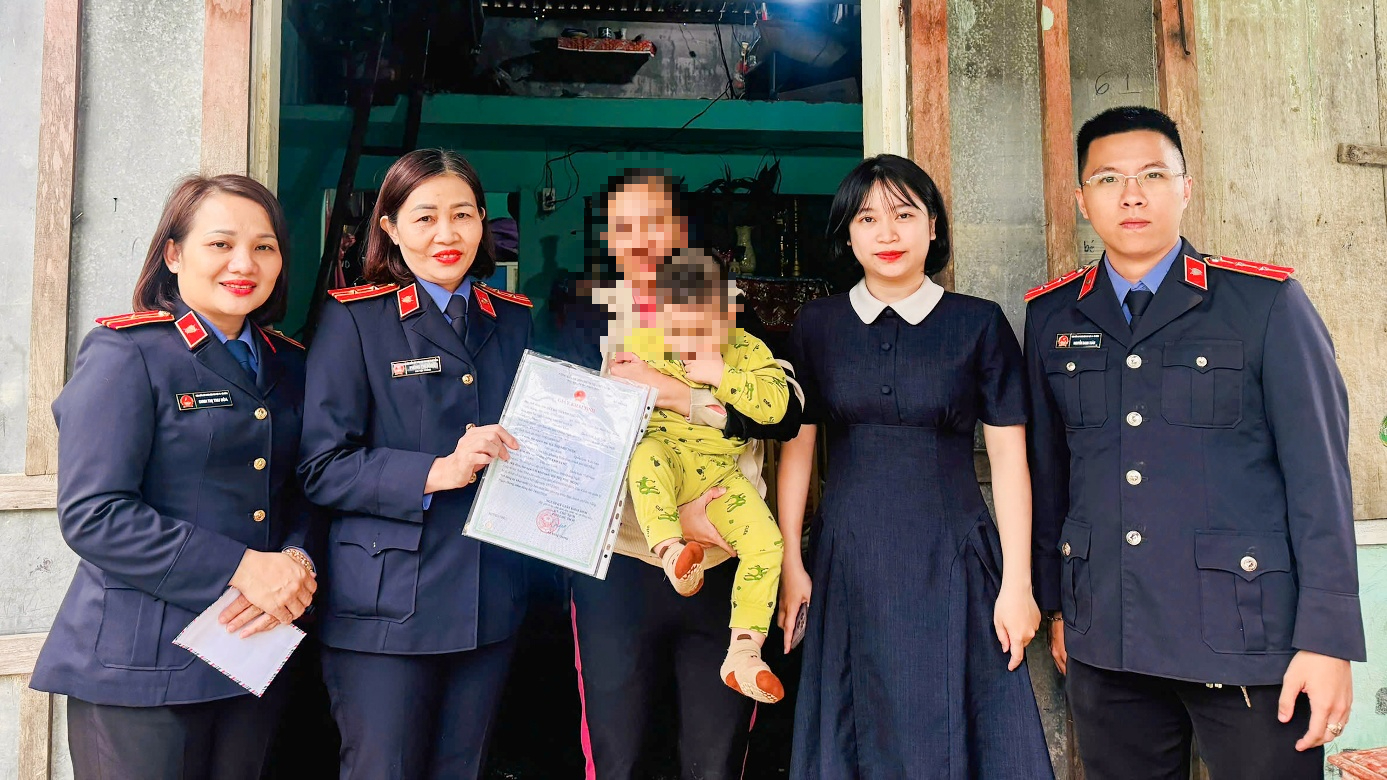 Viện kiểm sát Đà Nẵng hỗ trợ cháu bé 2 tuổi có giấy khai sinh - Ảnh 1.