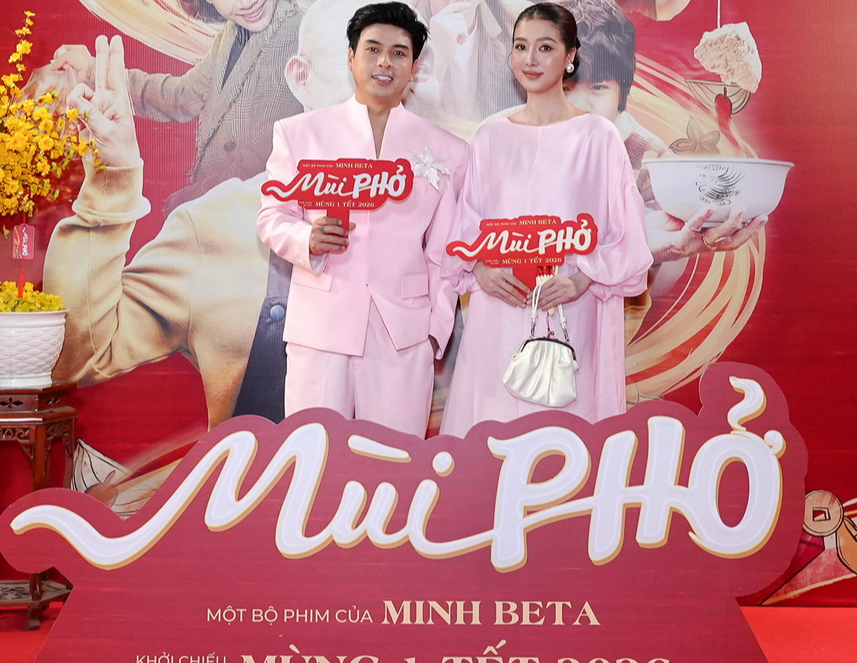 Vợ chồng Hồ Quang Hiếu - Tuệ Như, Khánh Thi - Phan Hiển tình tứ thảm đỏ - Ảnh 2.