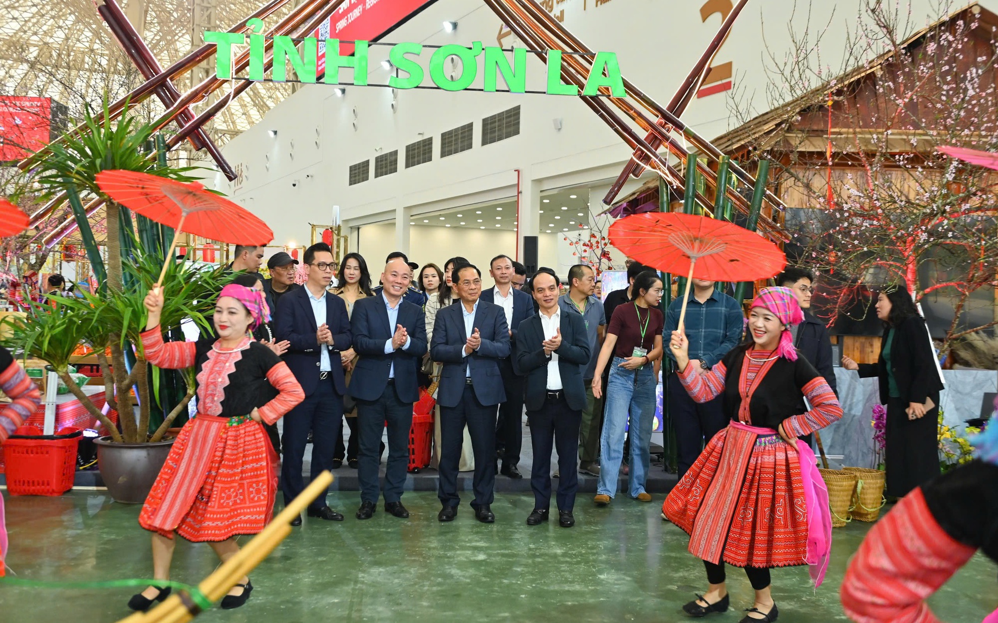 Phó Thủ tướng trải nghiệm không gian Hội chợ Mùa Xuân