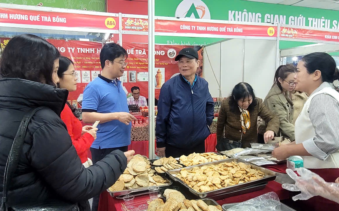 Đặc sản 3 miền tràn ngập hội chợ Tết, người Hà Nội nườm nượp mua sắm