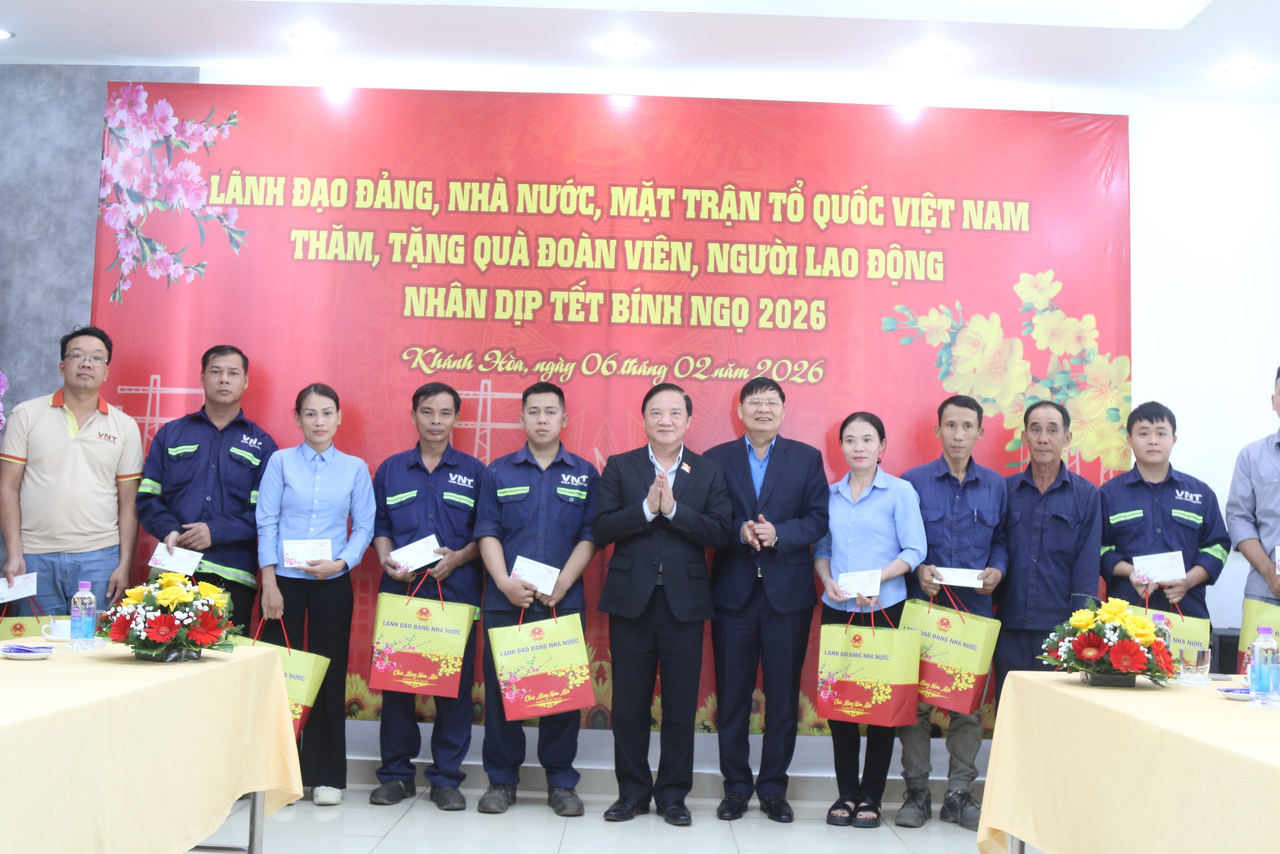 Ph&oacute; Chủ tịch Quốc hội Nguyễn Khắc Định trao qu&agrave; Tết cho c&ocirc;ng nh&acirc;n, người d&acirc;n v&ugrave;ng lũ Kh&aacute;nh H&ograve;a - Ảnh 7.