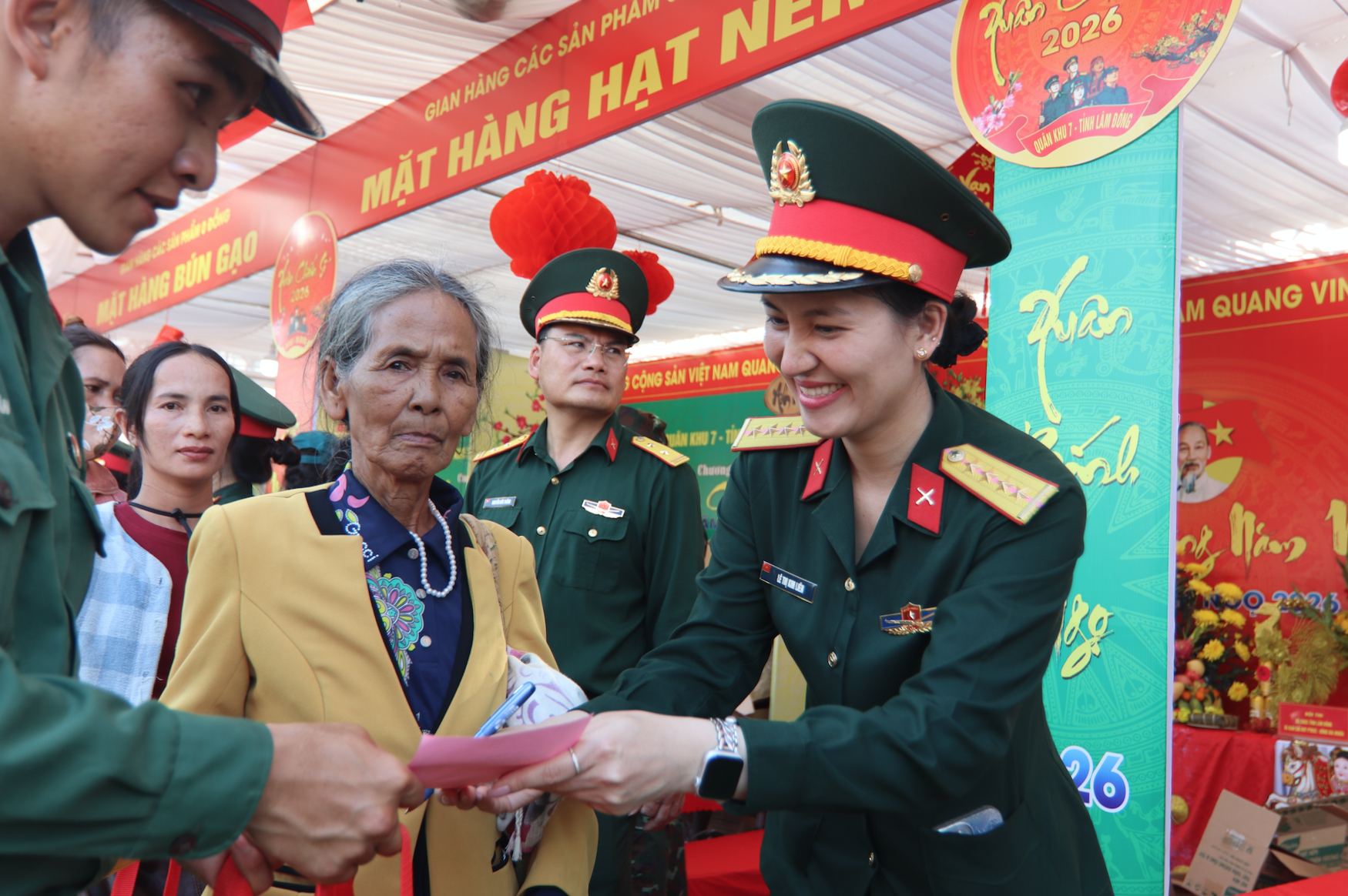 Chợ Xuân 0 đồng và cơm tất niên ấm tình quân – dân - Ảnh 1.