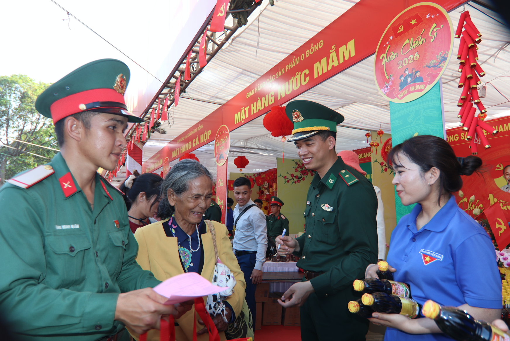 Chợ Xuân 0 đồng và cơm tất niên ấm tình quân – dân - Ảnh 3.