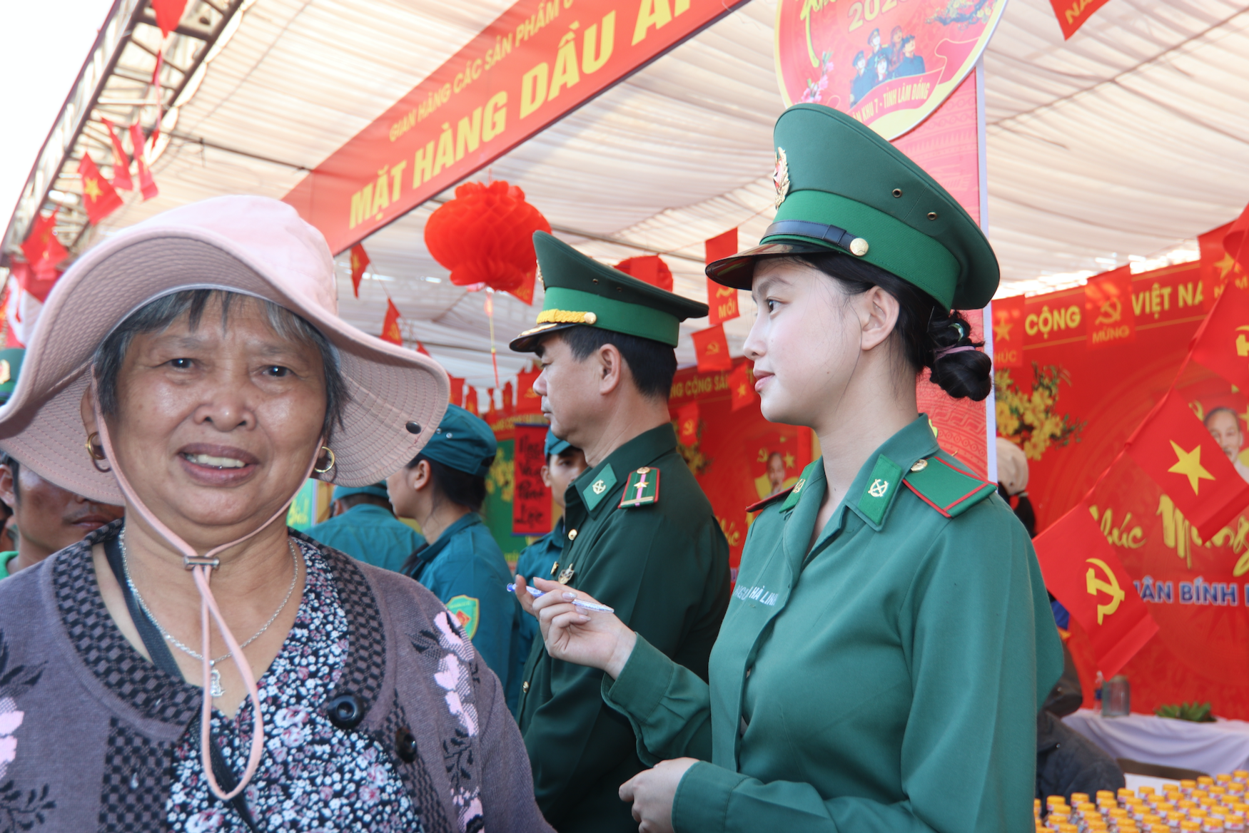 Chợ Xuân 0 đồng và cơm tất niên ấm tình quân – dân - Ảnh 4.
